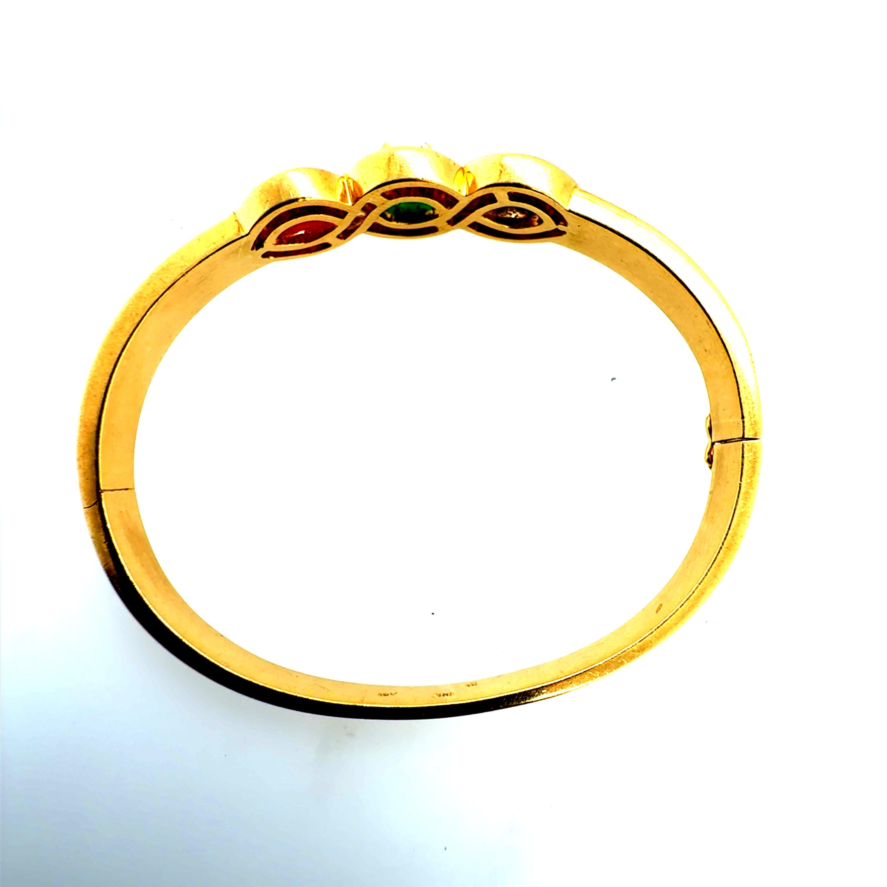 Bracelet rétro en or jaune 18K, diamant naturel et cabochon multicolore (saphir, émeraude et rubis), serti d'un poids total d'environ 1,20 CARAT de diamants ronds naturels de taille brillant et de pierres précieuses. Le bracelet est rehaussé de 40