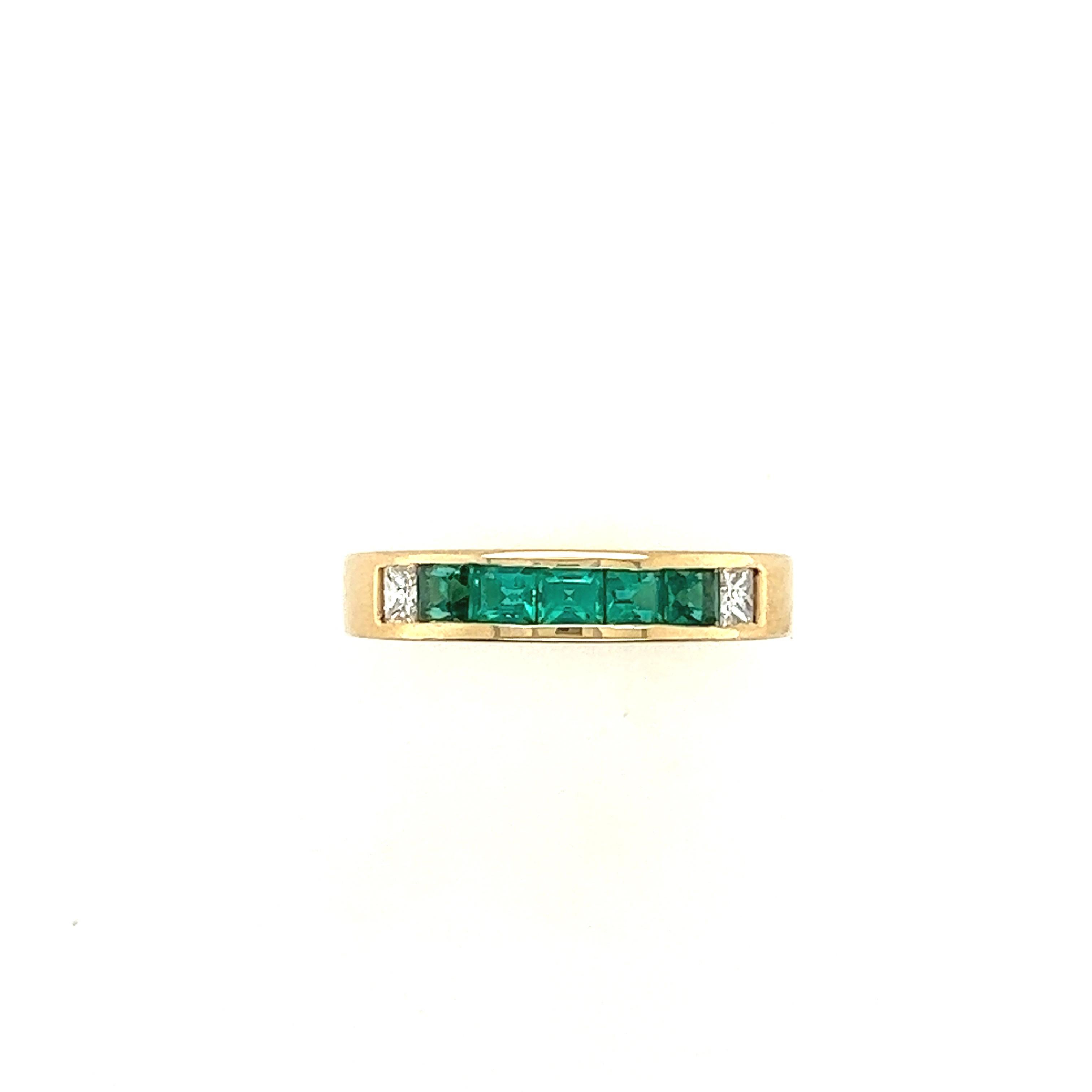 Retro Gold 1.3 Karat natürlicher grüner Smaragd und farbloser Diamantband Circa 1980 (Carréschliff) im Angebot
