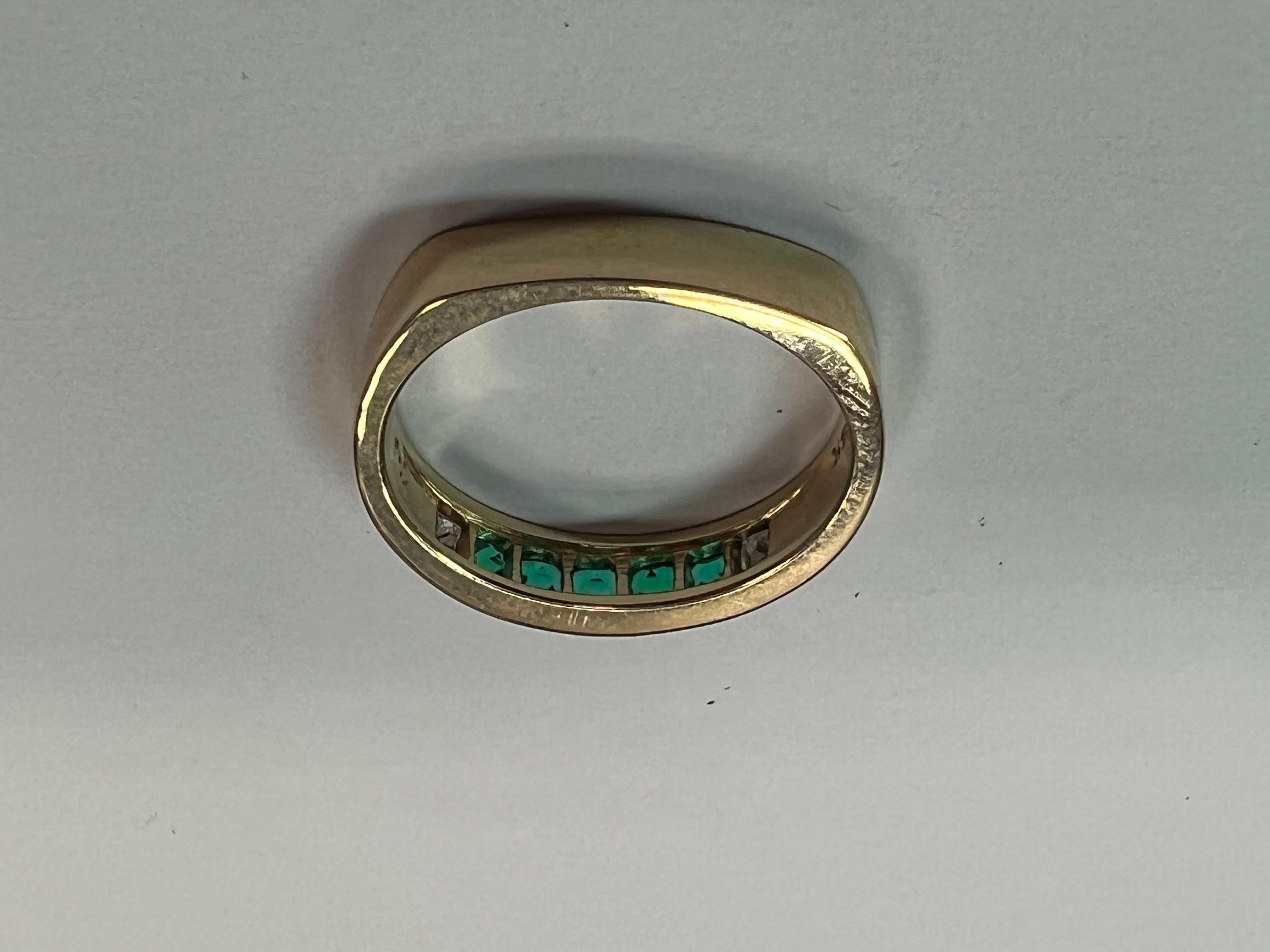 Retro Gold 1.3 Carat Natural Green Emerald and Colorless Diamond Band Circa 1980 For Sale 4