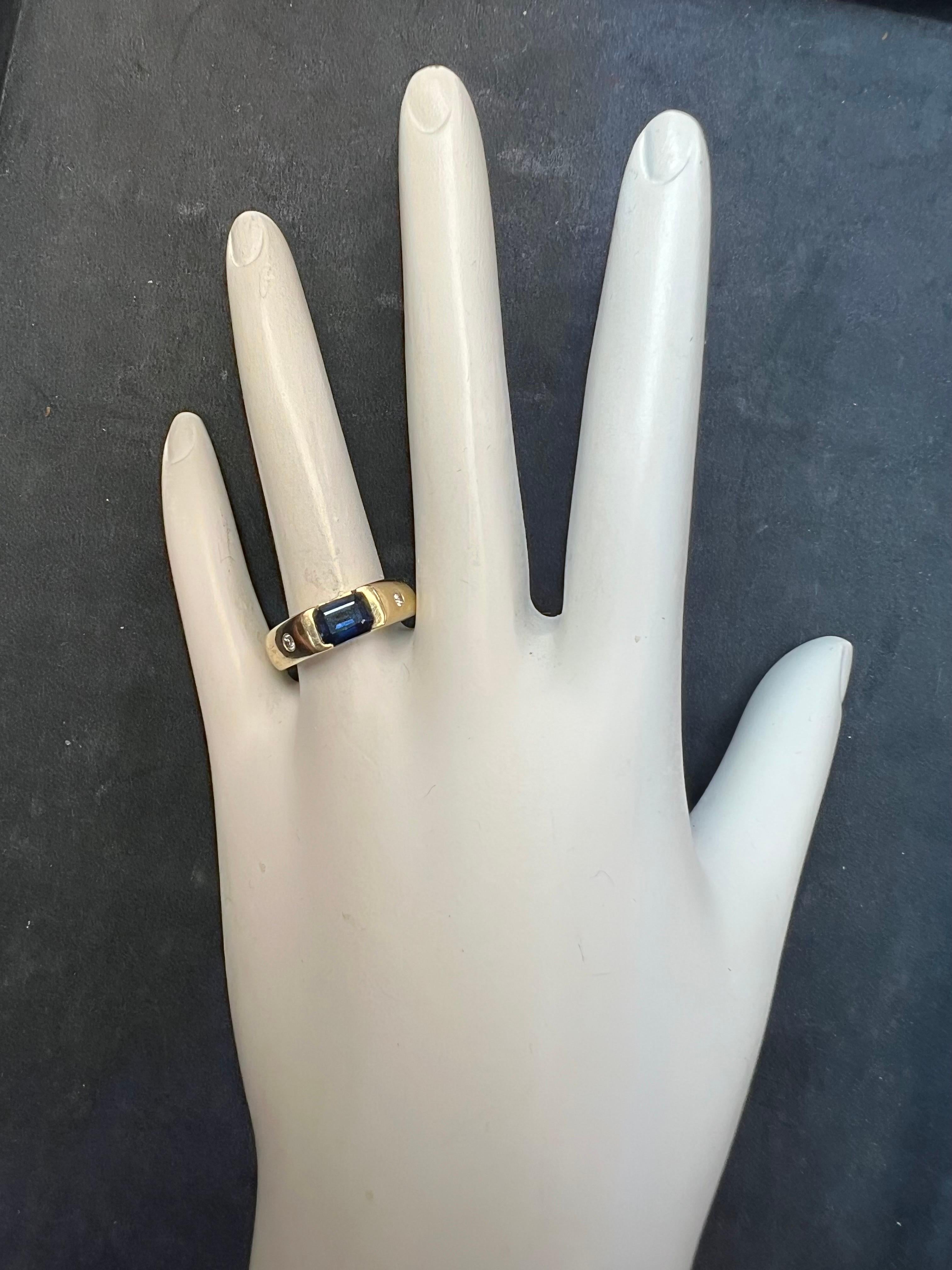 Retro Gold 1.31 Carat Natural Diamond and Blue Sapphire Cocktail Ring circa 1980 In Good Condition For Sale In Los Angeles, CA