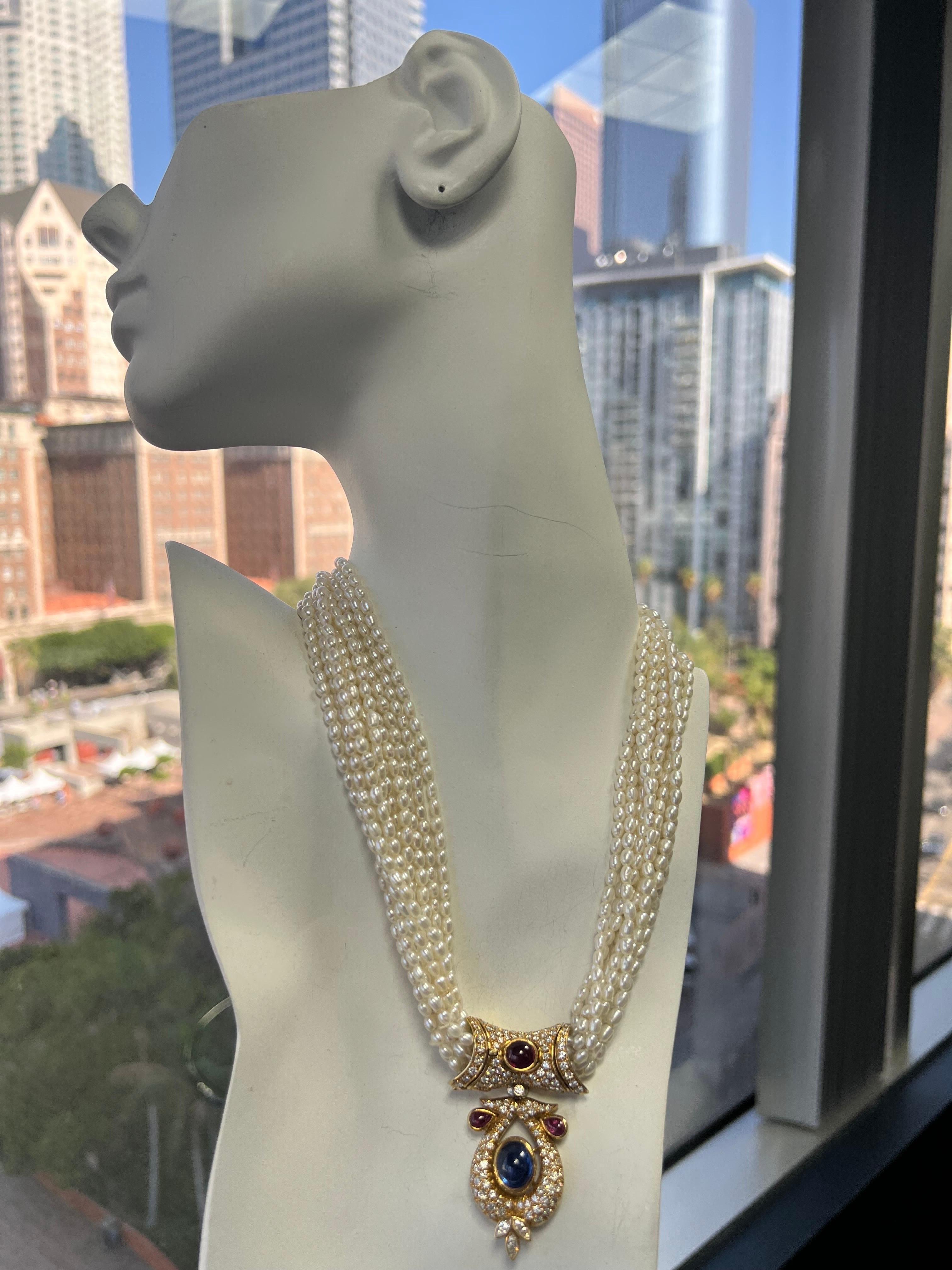 Collier rétro en or 14 carats diamant naturel, saphir, rubis cabochon Circa 1950

Magnifique collier en or jaune 18 carats. Le pendentif est serti dans des fils de perles de 17 pouces. Serti d'environ 14 carats de 139 diamants naturels, rubis et