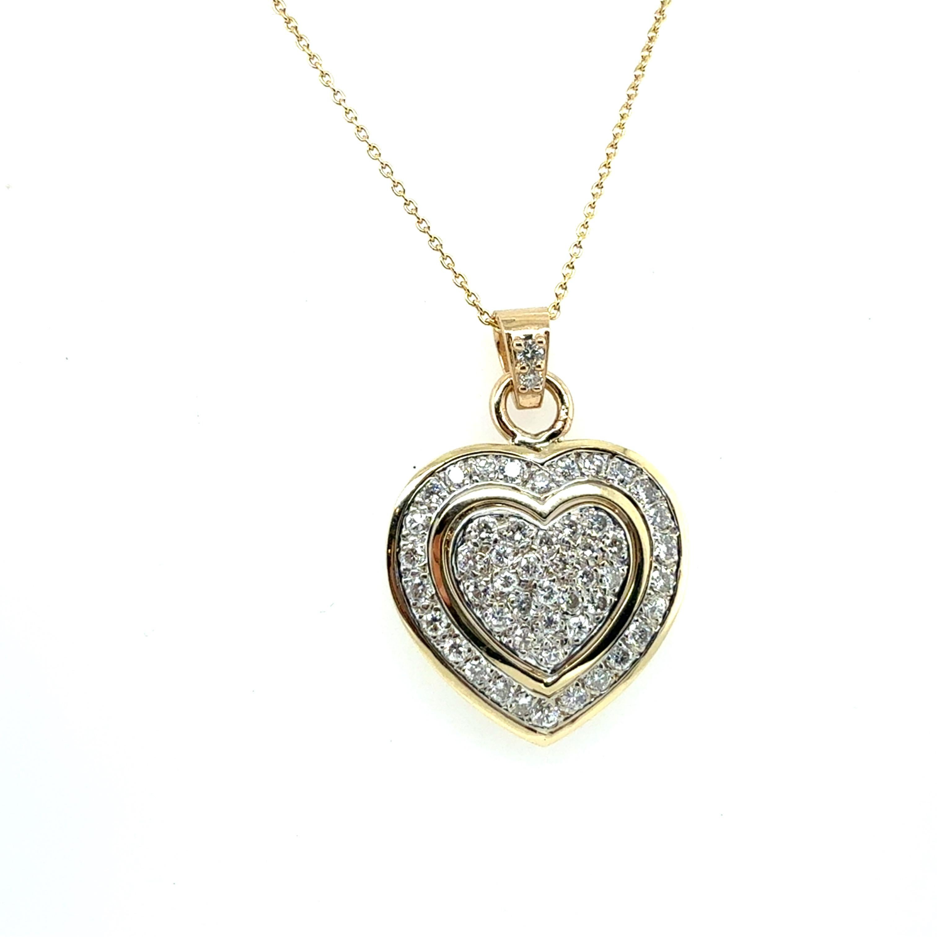 Magnifique pendentif en forme de cœur réalisé en or jaune et blanc 14K, serti d'environ 50 diamants ronds incolores de taille naturelle totalisant 1,50 carats. Le pendentif mesure 25 mm x 25 mm et pèse 6,5 g.

Chaîne non incluse.

Quatre clauses de