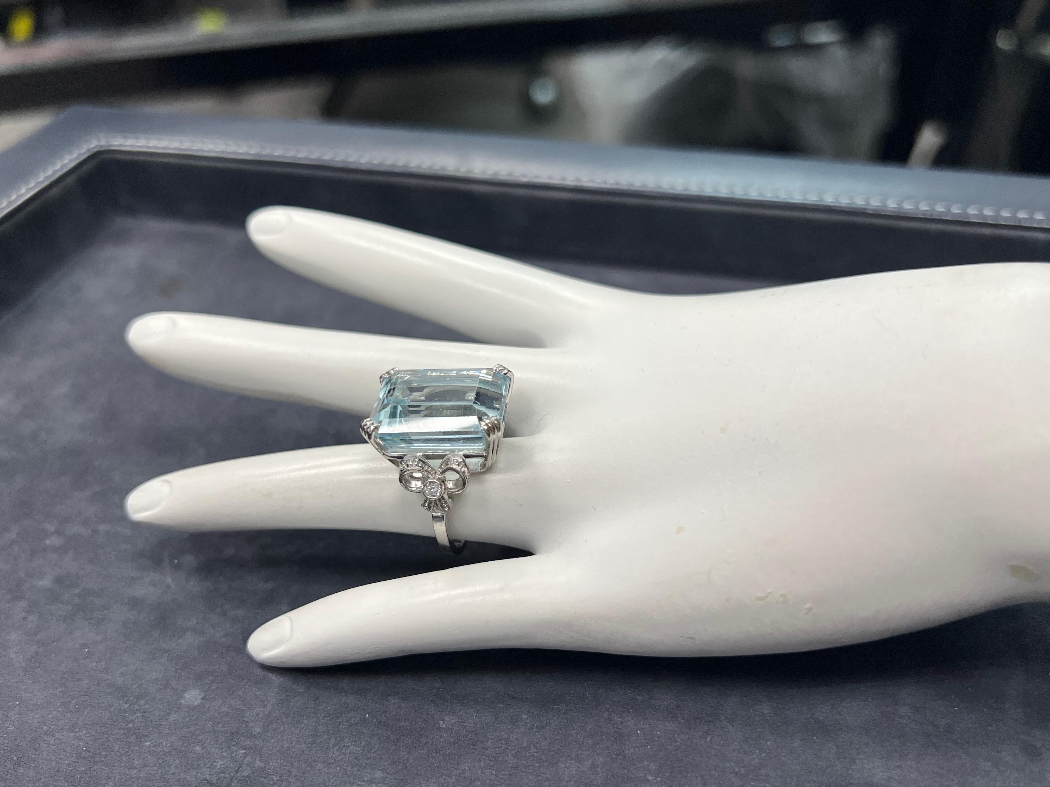 Retro Gold 20 Carat Natural Aquamarine and Diamond Cocktail Ring Circa 1960 In Good Condition For Sale In Los Angeles, CA