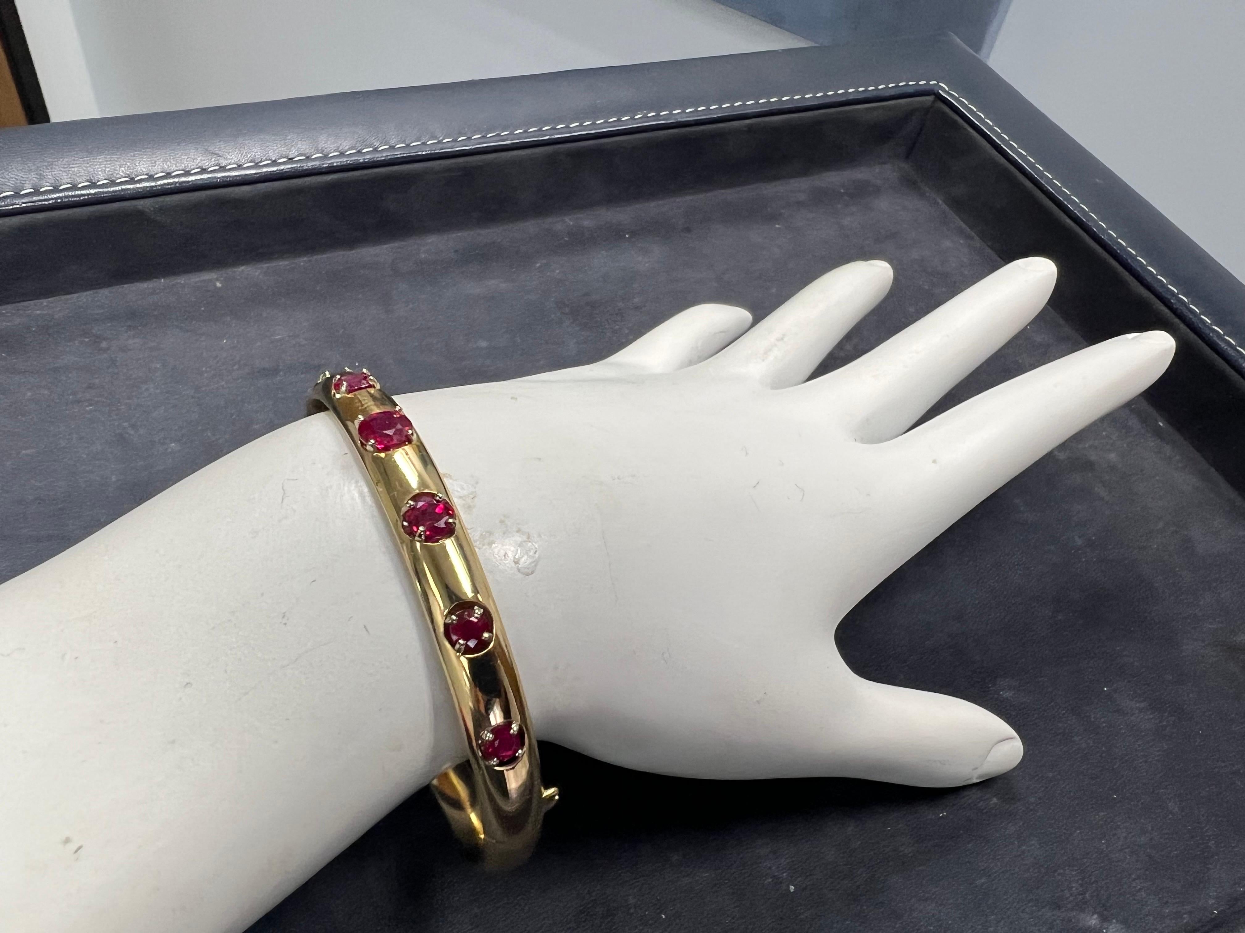 Women's or Men's Retro Gold 2.27 Carat Round Natural Red Thailand Ruby Bangle Bracelet circa 1960 For Sale