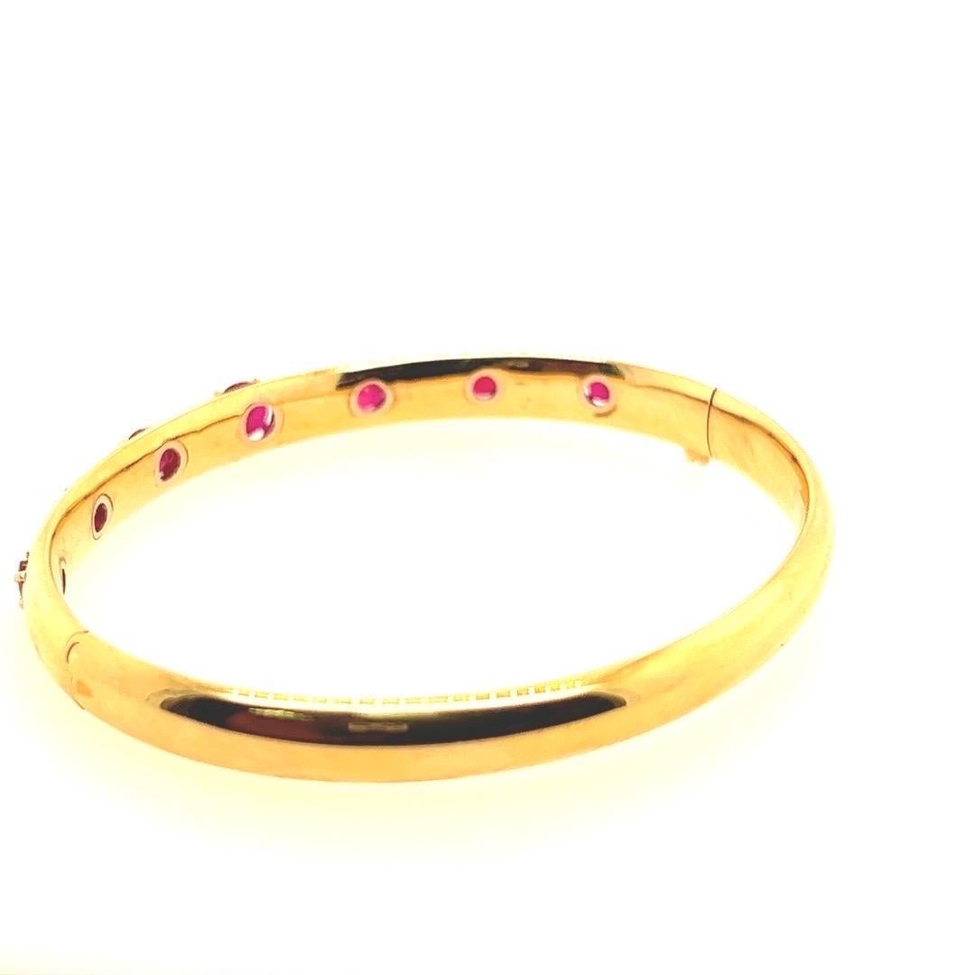 Retro Gold 2.27 Carat Round Natural Red Thailand Ruby Bangle Bracelet circa 1960 For Sale 2