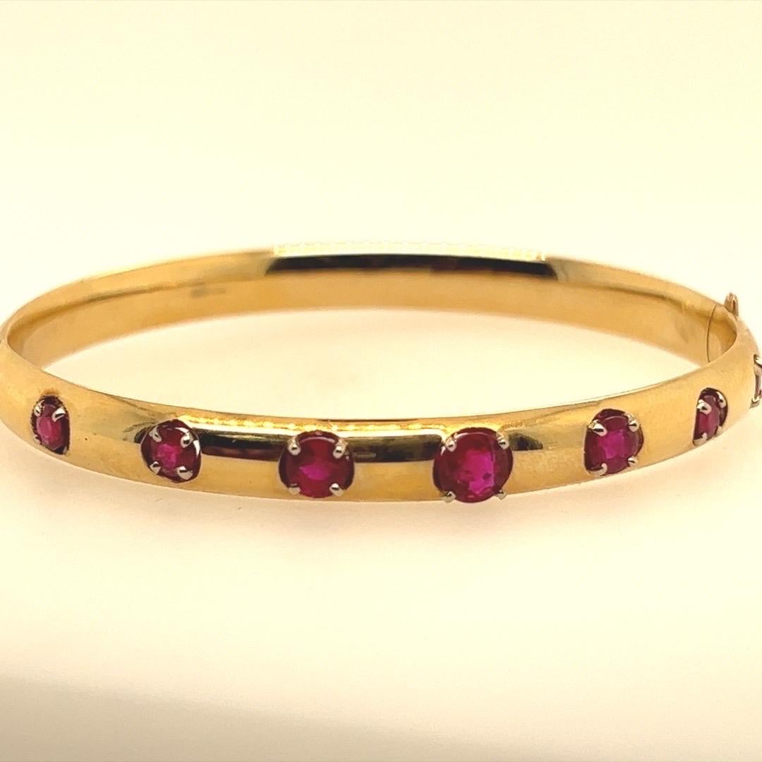 Retro Gold 2.27 Carat Round Natural Red Thailand Ruby Bangle Bracelet circa 1960 For Sale 3