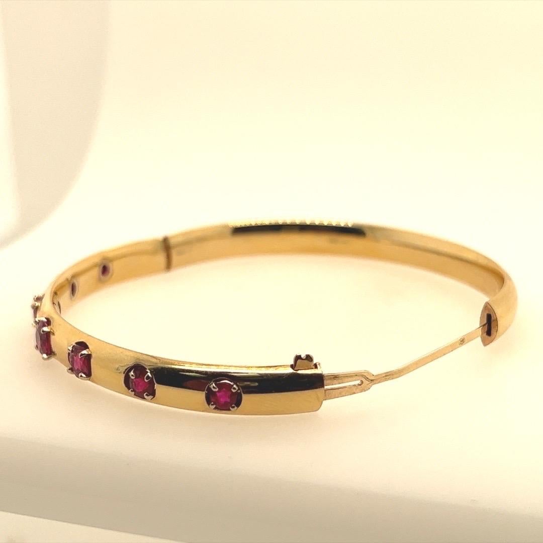 Retro Gold 2.27 Carat Round Natural Red Thailand Ruby Bangle Bracelet circa 1960 For Sale 4
