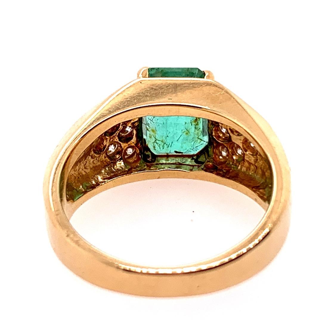 Retro Gold 2.30 Carat Cocktail Ring Natural Emerald Gem and Diamond, circa 1960 For Sale 1