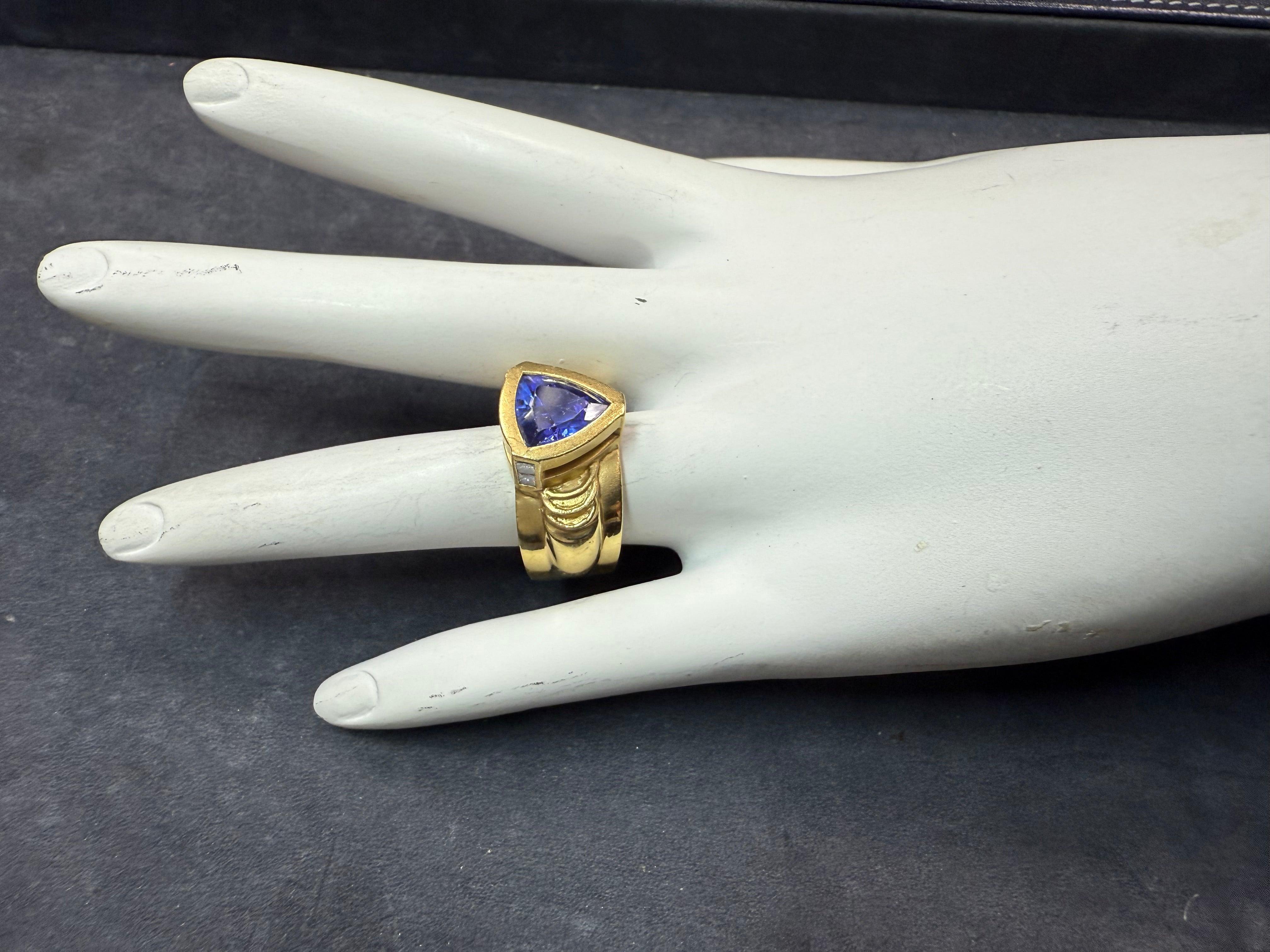 Trillion Cut Retro Gold 2.5 Carat Natural Tanzanite & Diamond Statement Ring Circa 1980 For Sale