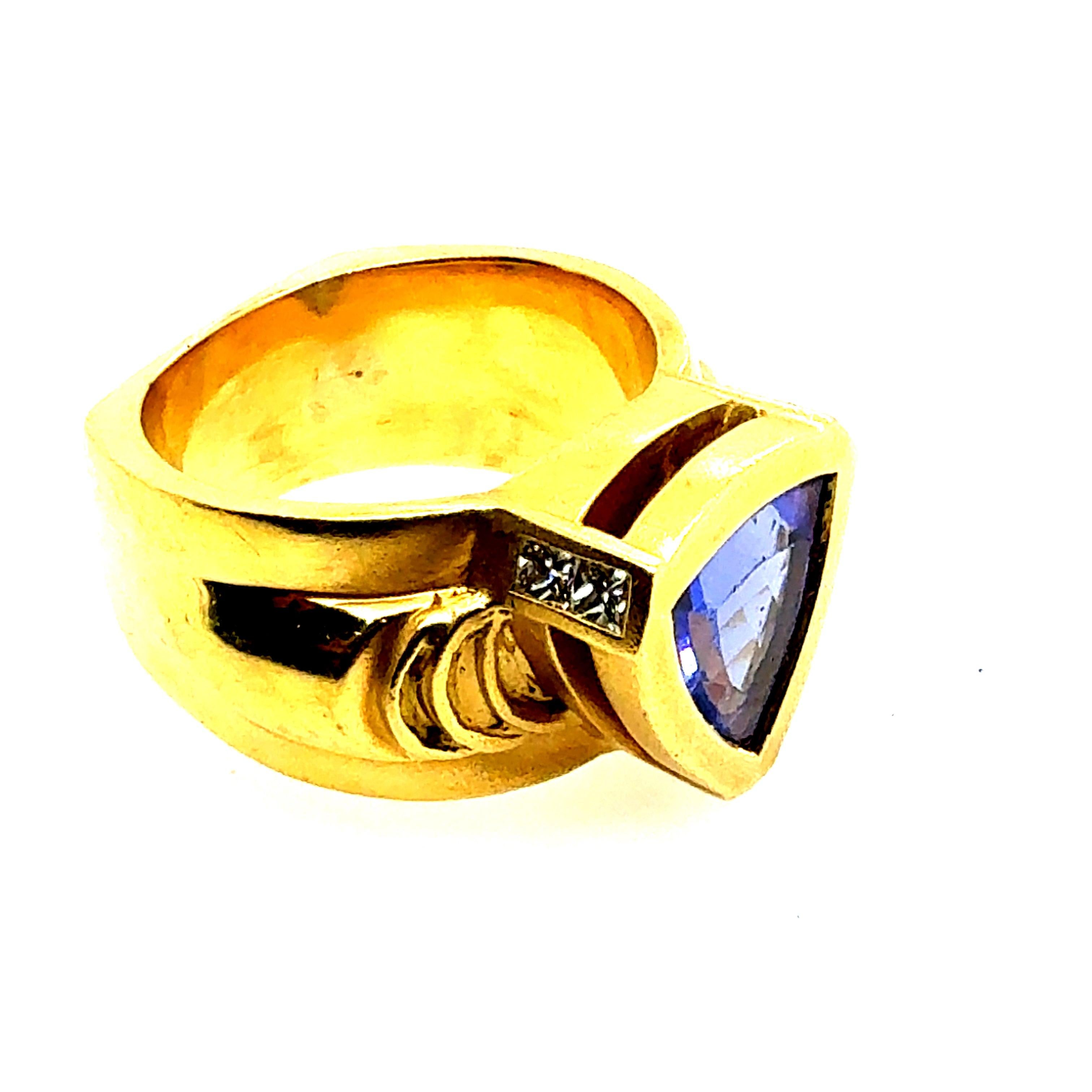 Retro Gold 2.5 Carat Natural Tanzanite & Diamond Statement Ring Circa 1980 For Sale 1