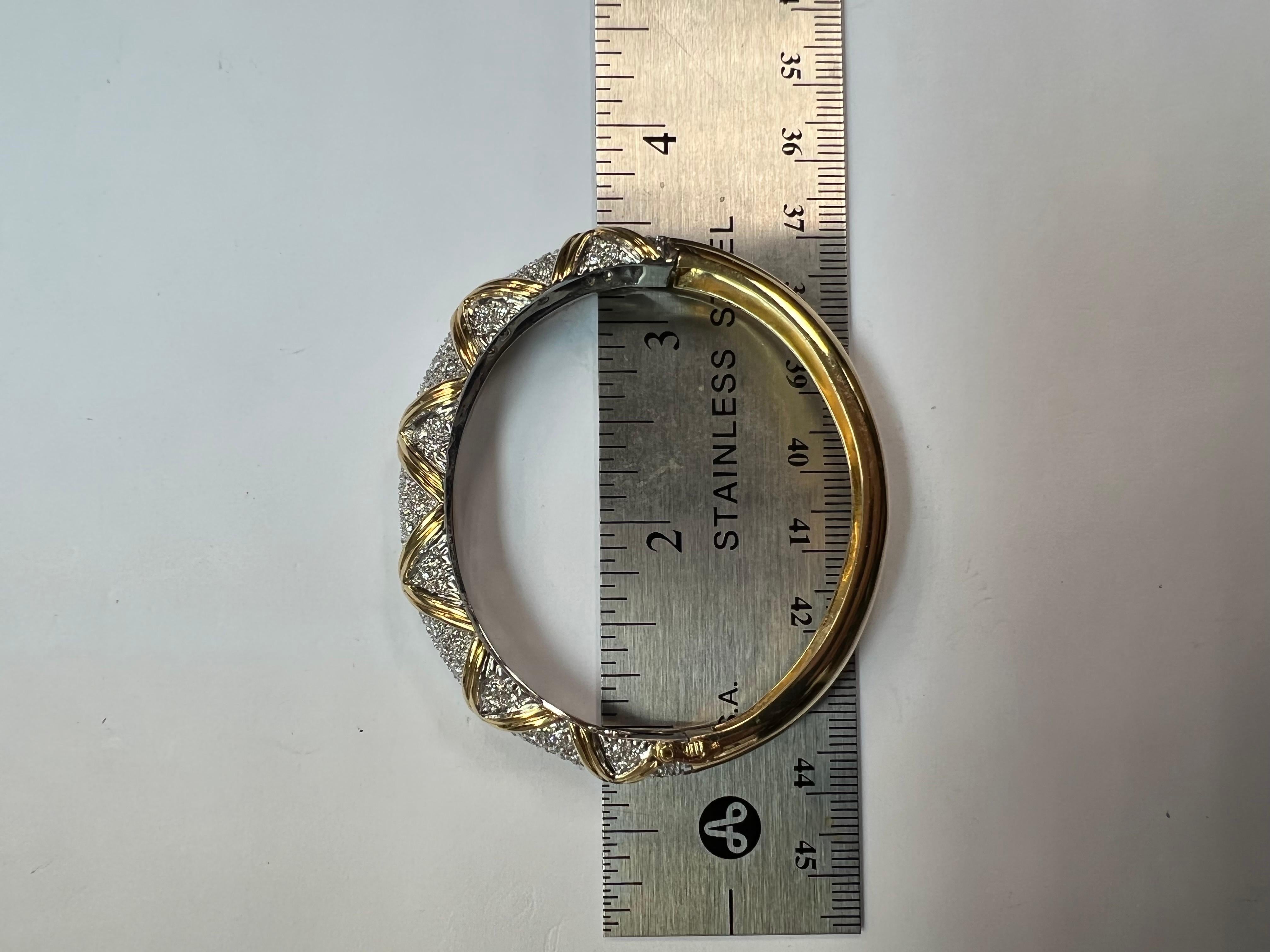 Round Cut Retro Gold 2.50 Carat Natural Colorless Round Diamond Bangle Bracelet Circa 1960 For Sale