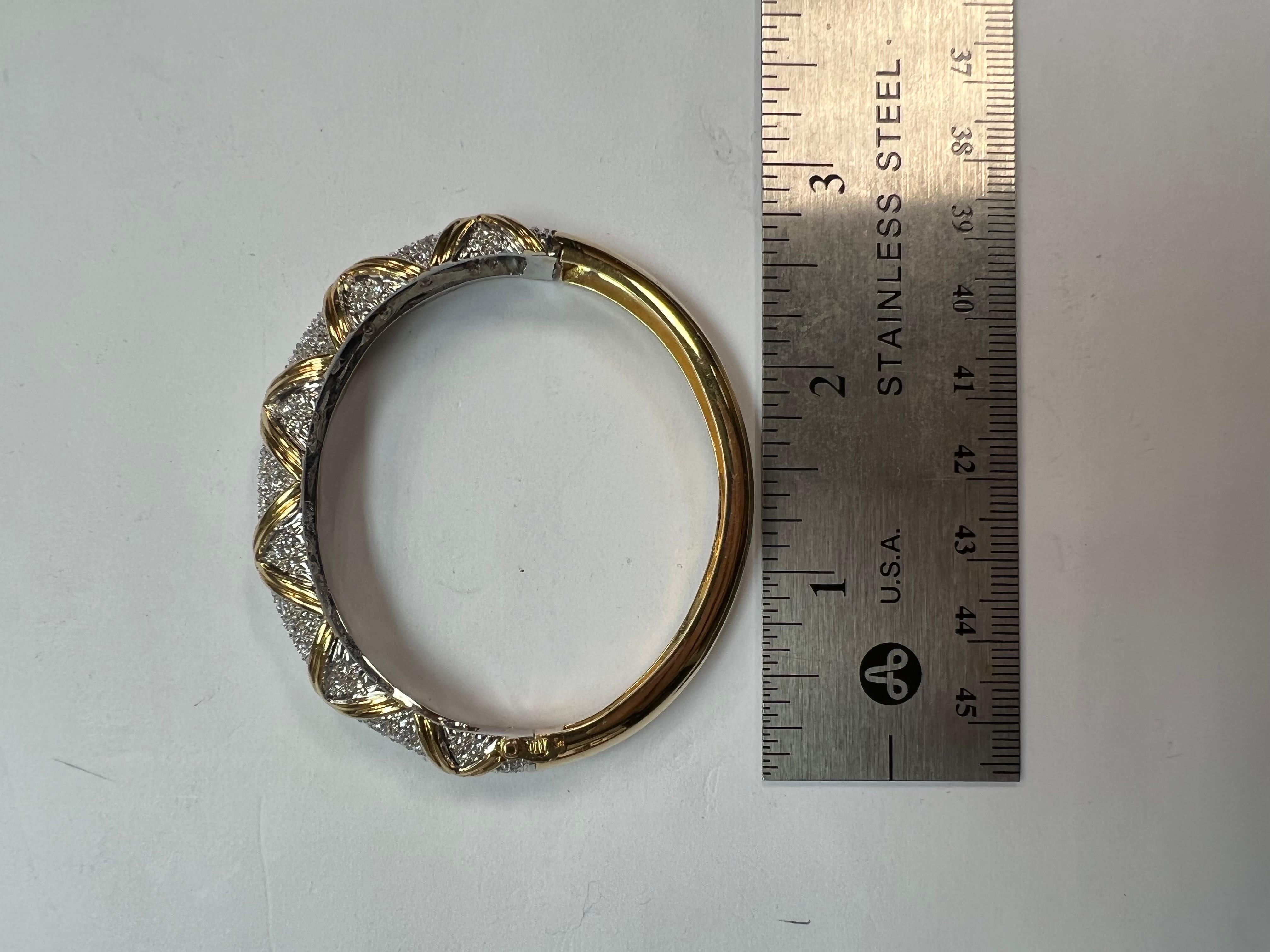 Retro Gold 2.50 Carat Natural Colorless Round Diamond Bangle Bracelet Circa 1960 For Sale 2