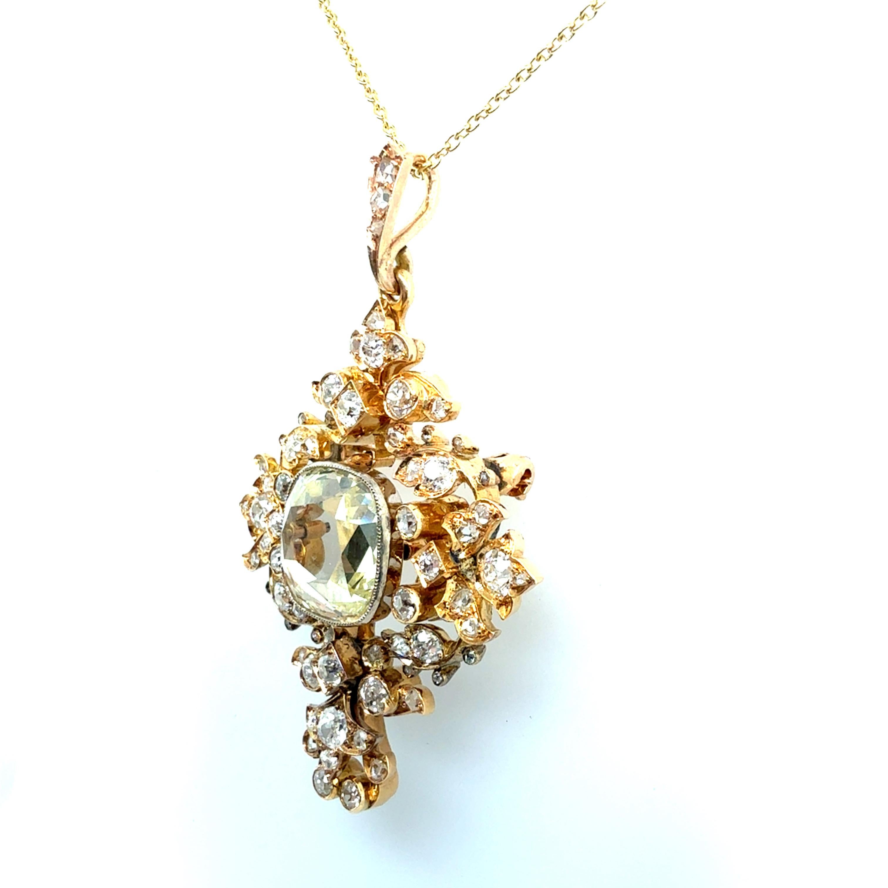 GIA-zertifizierte Retro-Anhängerbrosche mit Naturdiamanten, die mit einem integrierten Klapphebel am Bügel versehen ist, so dass das Stück sowohl als Anhänger als auch als Brosche getragen werden kann. Der Mittelstein ist ein außergewöhnlicher, ca.