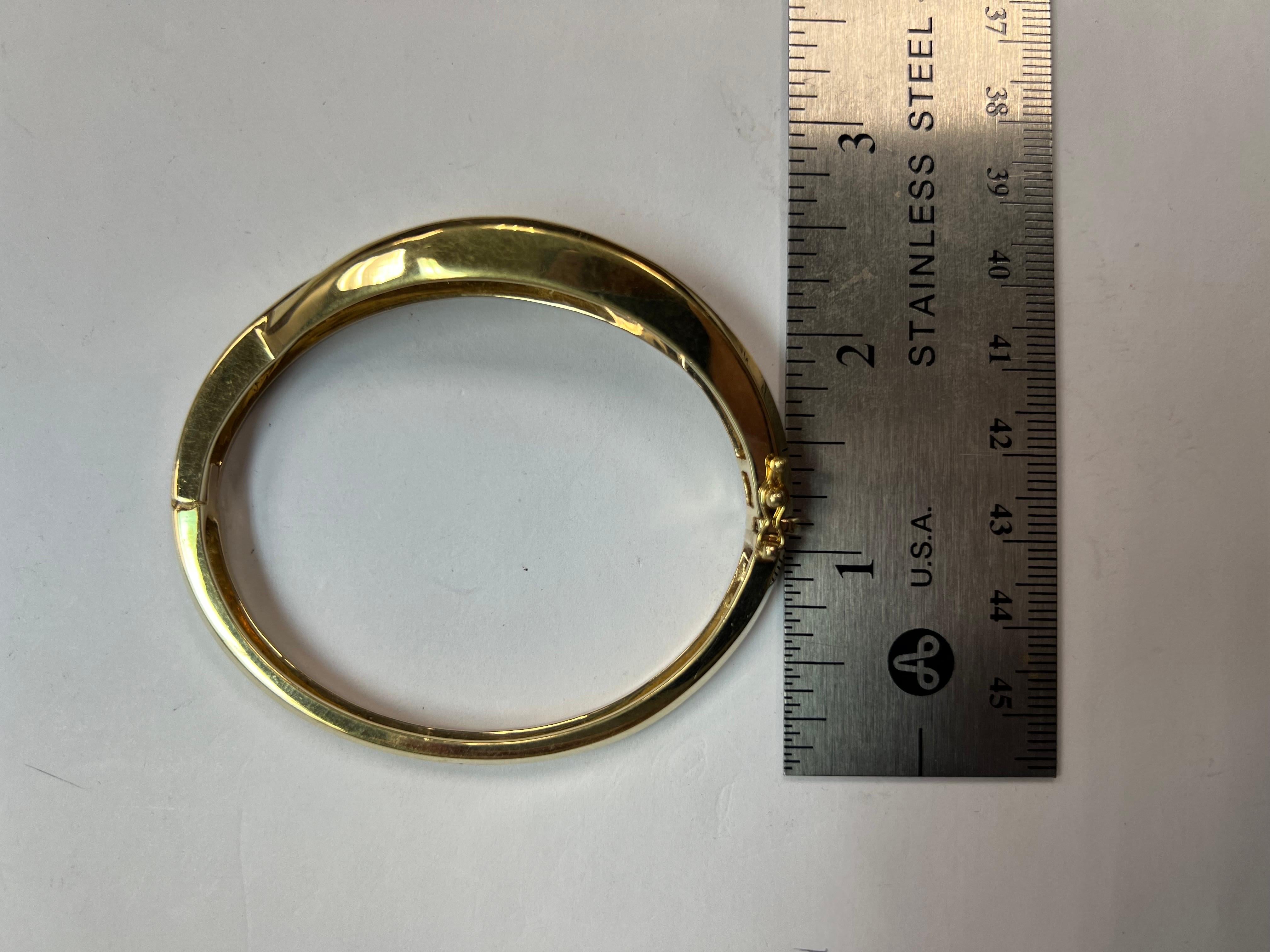 Retro Gold 3.57 Carat Natural Baguette Colorless VS Diamond Bangle Bracelet In Good Condition For Sale In Los Angeles, CA