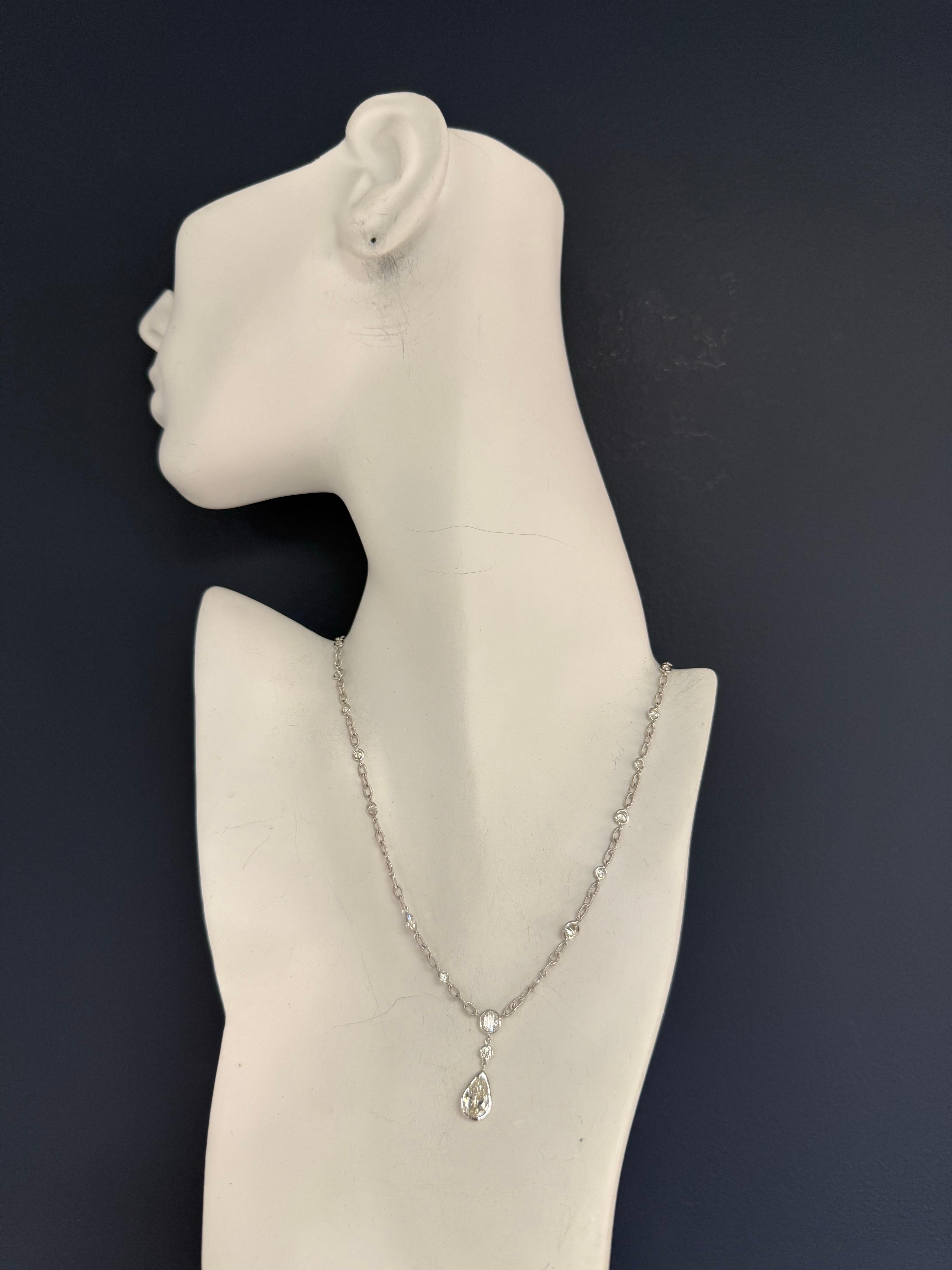 Collana retrò in oro bianco 18 carati con 18 diamanti tondi brillanti naturali per un peso totale di circa 2,07 carati. Al centro c'è un diamante naturale a pera brillante certificato GIA del peso di 1,51 carati, di colore H e purezza SI2, con una