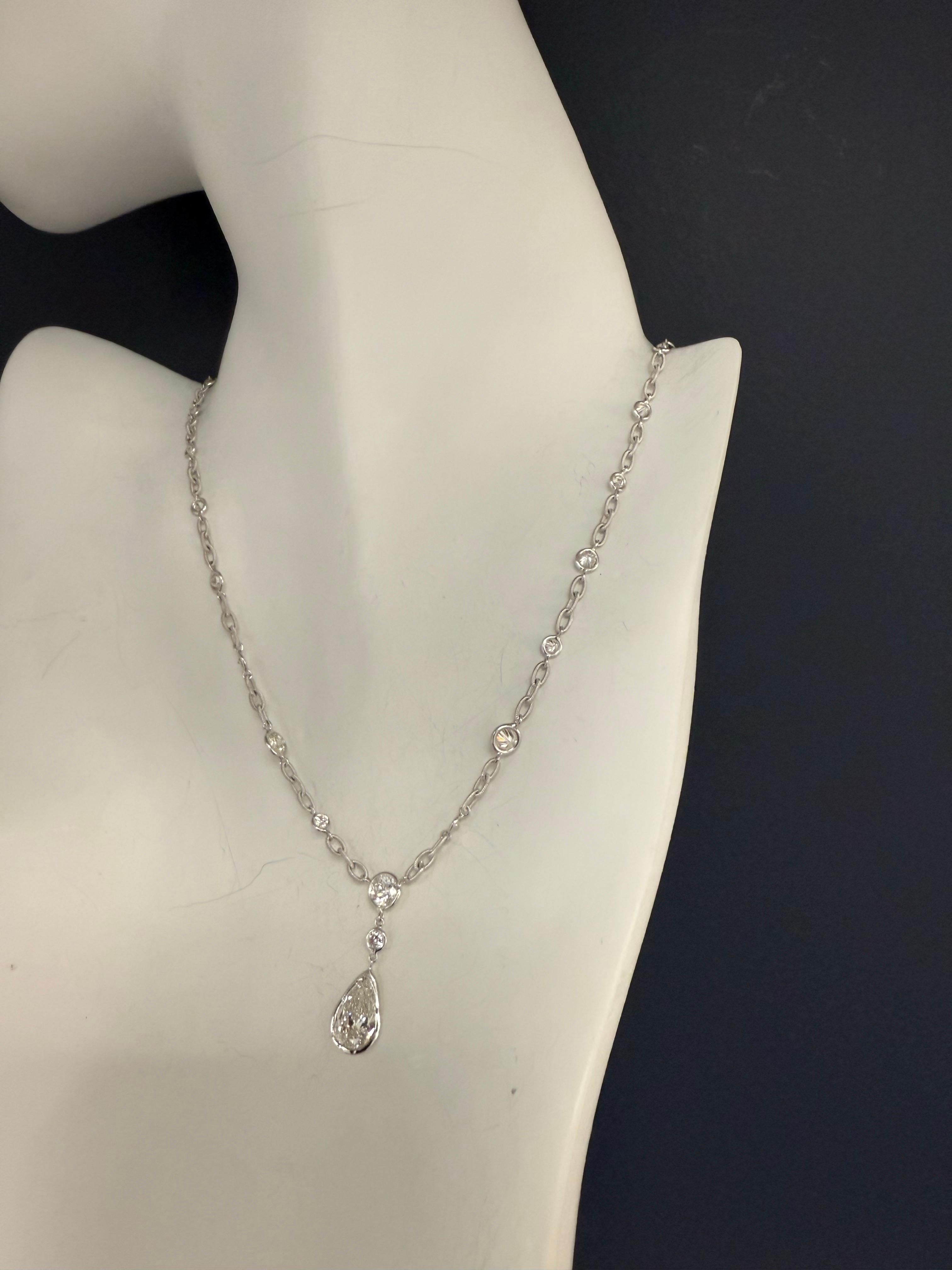 Collana in oro retrò con pera e diamanti naturali rotondi certificati GIA da 3,58 carati 1990 in vendita 1