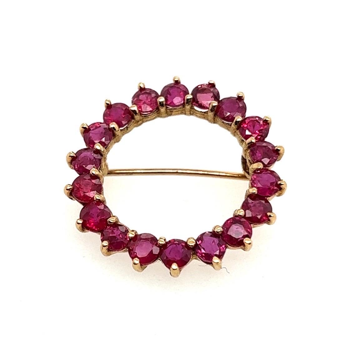 Retro Gold 4 Carat Natural Red Ruby Gemstone Circular Brooche Pin, circa 1970 In Good Condition For Sale In Los Angeles, CA