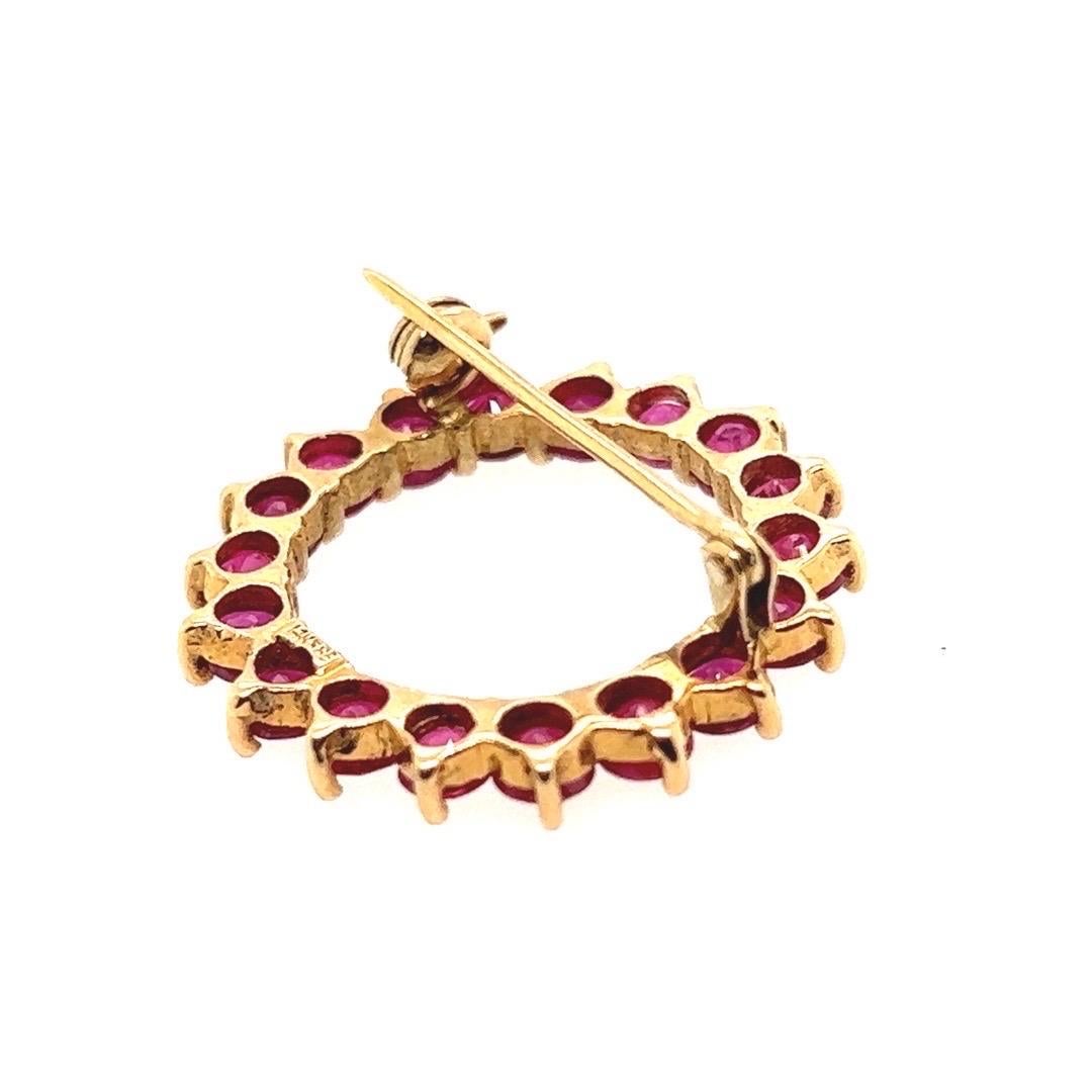 Women's or Men's Retro Gold 4 Carat Natural Red Ruby Gemstone Circular Brooche Pin, circa 1970 For Sale