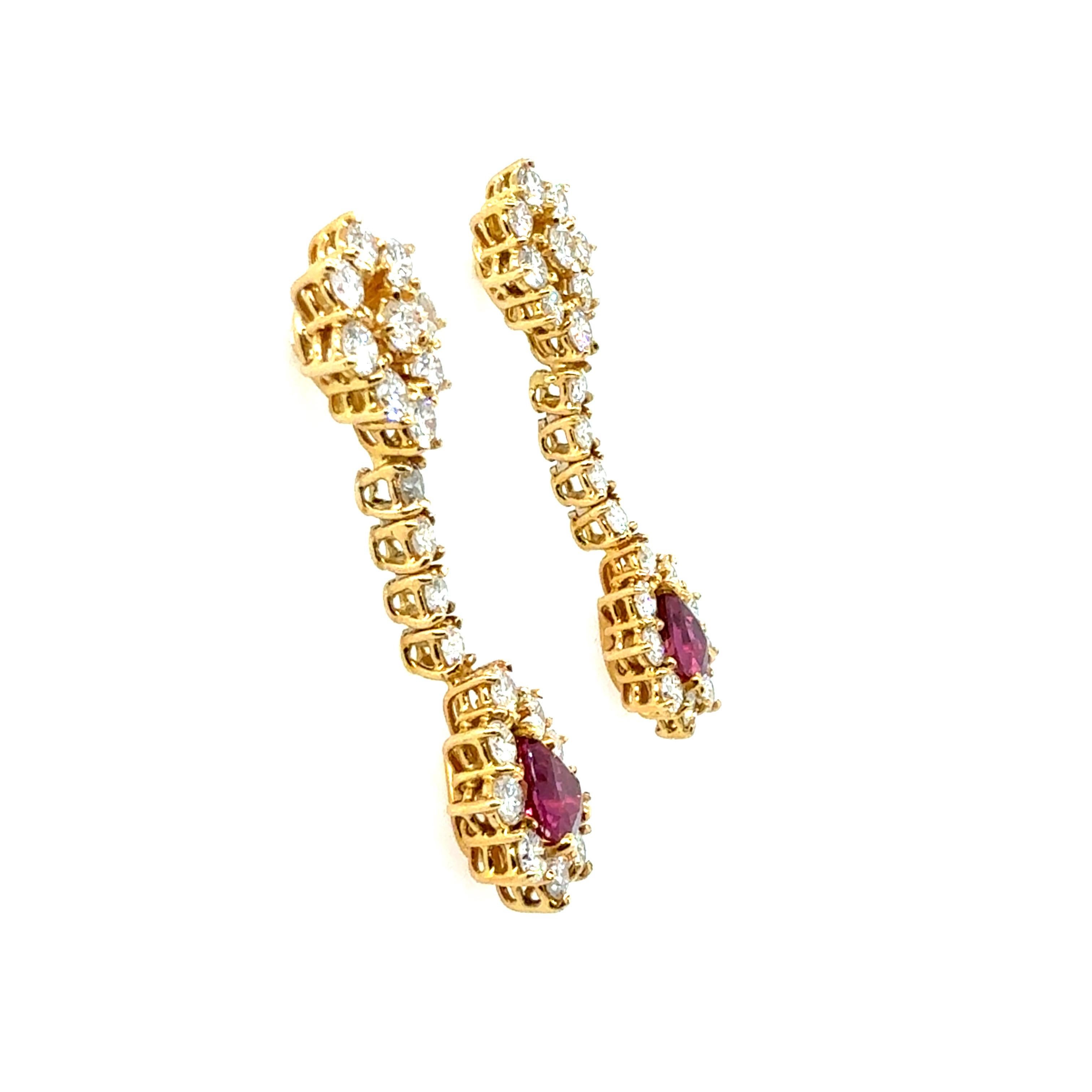 Taglio rotondo Retro Gold 4.5 Carat Natural Diamond & Thai Ruby Drop Earrings Circa 1975 in vendita