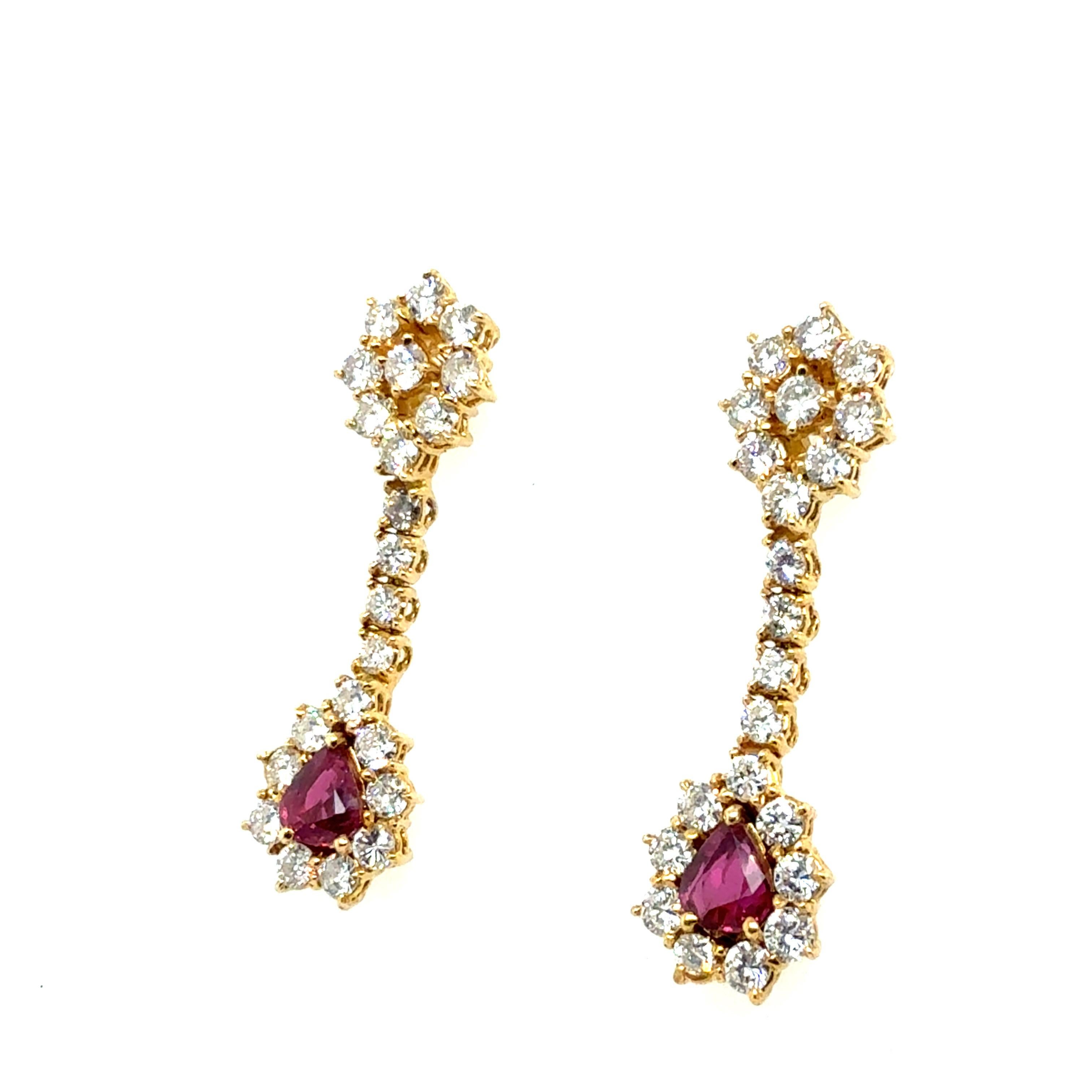 Donna Retro Gold 4.5 Carat Natural Diamond & Thai Ruby Drop Earrings Circa 1975 in vendita