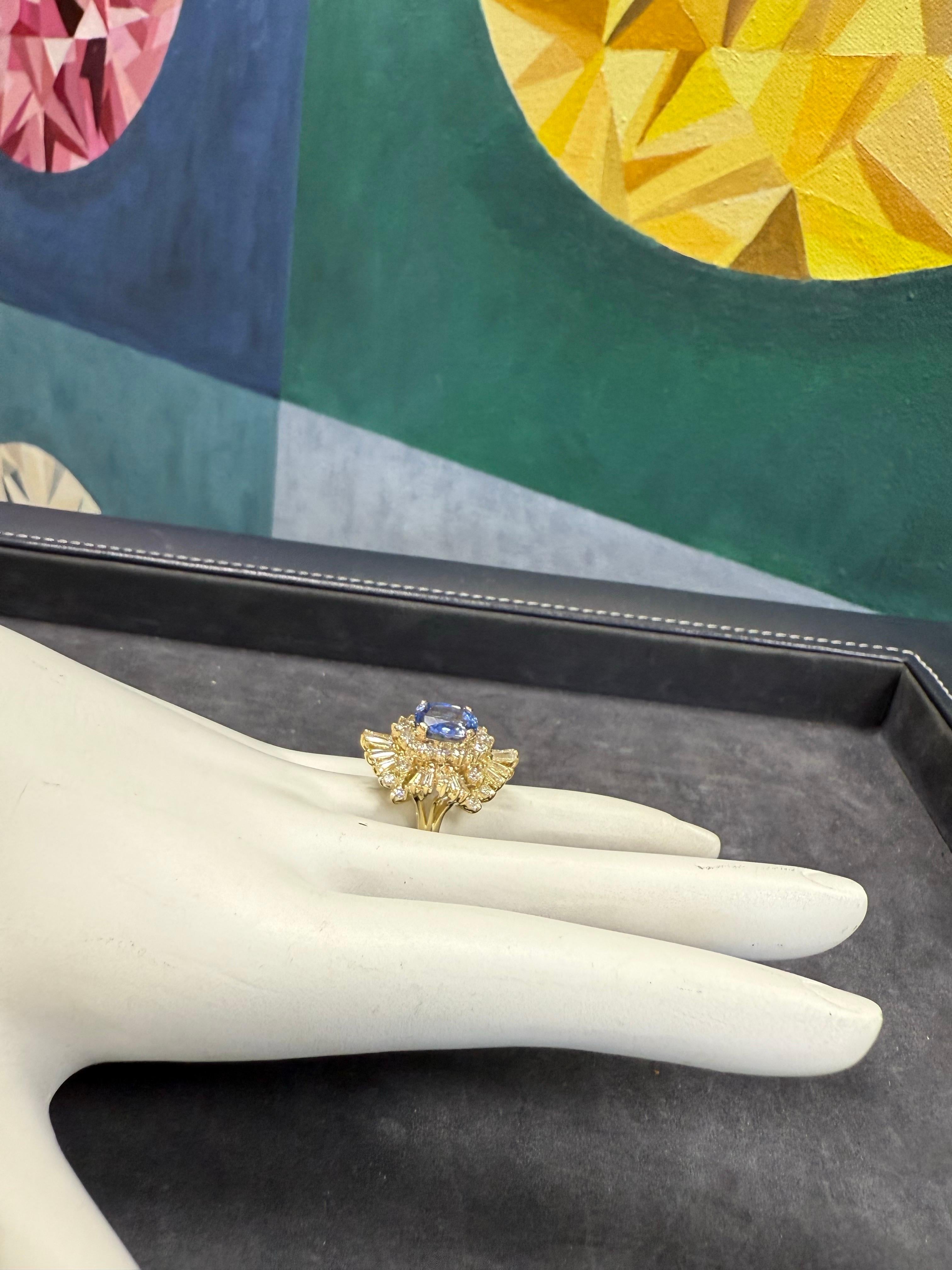 Anillo Bailarina Retro de Oro de 4,75 Quilates de Zafiro Azul Natural y Diamantes Circa 1970 Corte cojín en venta