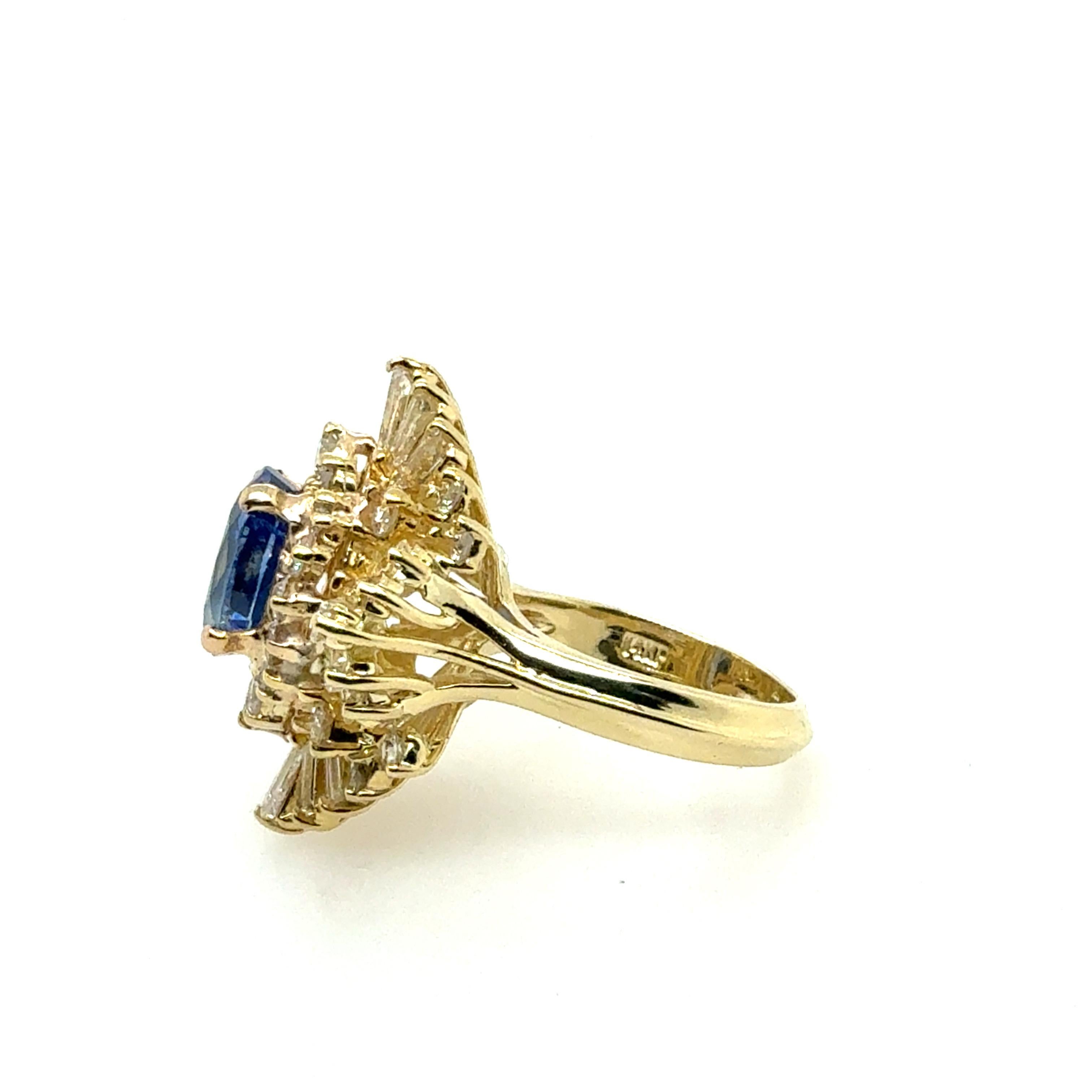 Anillo Bailarina Retro de Oro de 4,75 Quilates de Zafiro Azul Natural y Diamantes Circa 1970 en Bueno estado para la venta en Los Angeles, CA