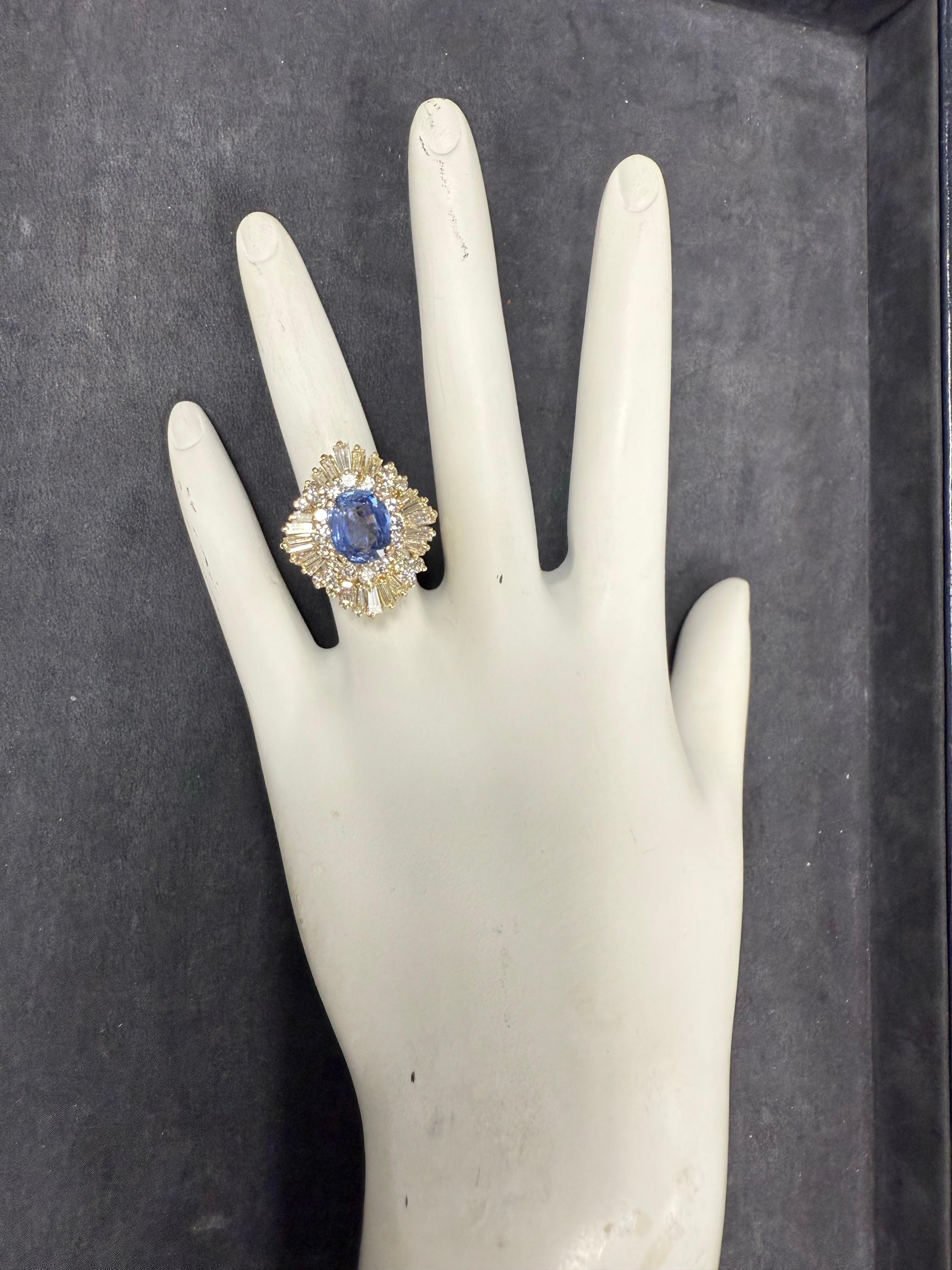 Anillo Bailarina Retro de Oro de 4,75 Quilates de Zafiro Azul Natural y Diamantes Circa 1970 en venta 1