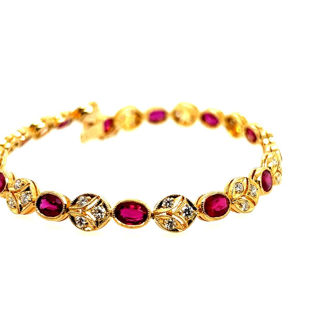 Retro Gold 5.46 Carat Natural Red Oval Ruby & Round Diamond Bracelet Circa 1980 In Good Condition For Sale In Los Angeles, CA