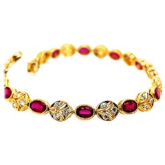 Bracciale in oro retrò da 5,46 carati di rubino ovale rosso naturale e diamanti rotondi Circa 1980