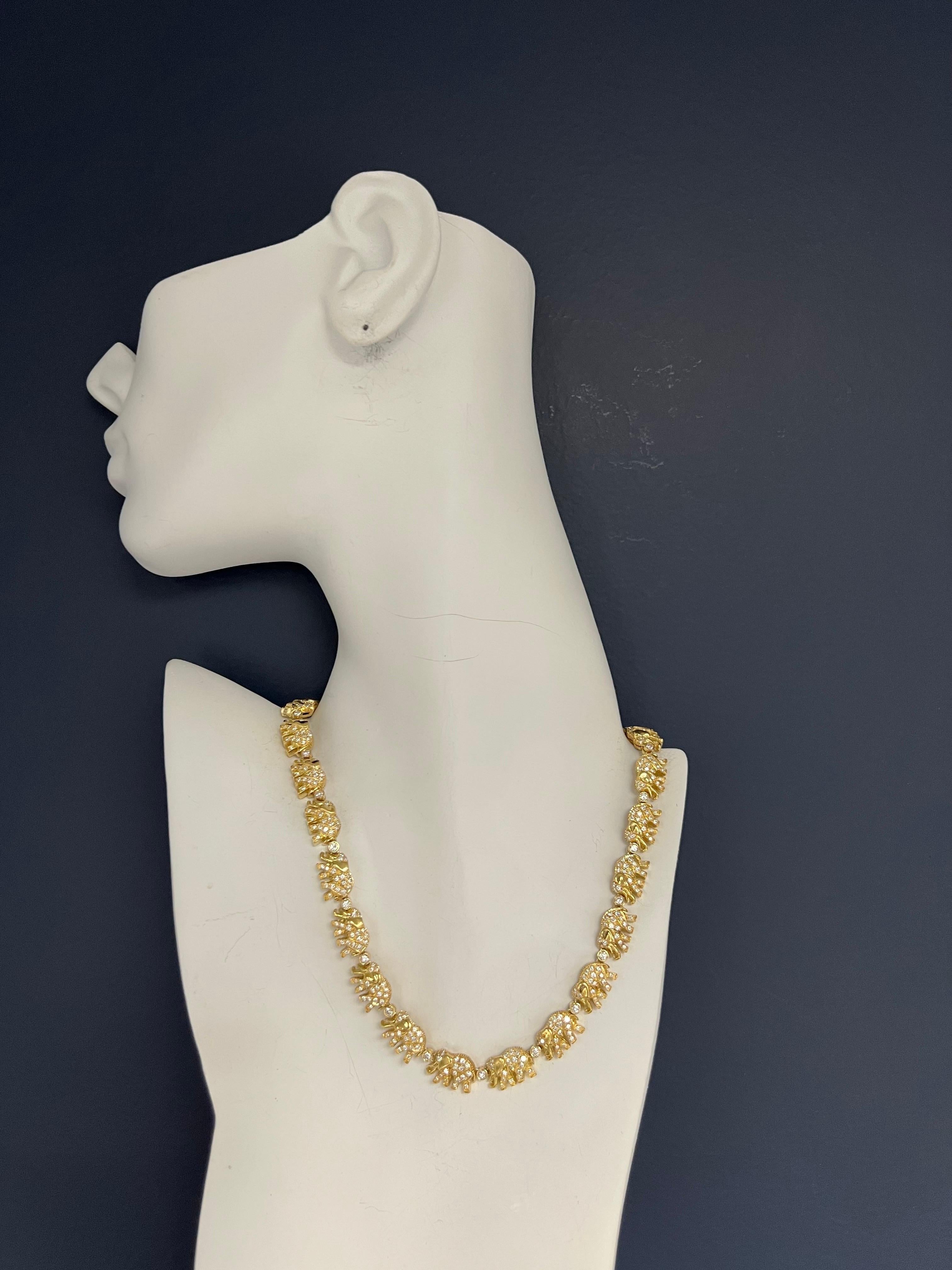 Magnifica collana di diamanti naturali a forma di elefante da 5,50 carati (circa) in oro giallo 18 carati. Ci sono 24 link di elefanti. 

Il pezzo è incastonato con 456 diamanti tondi Brillianti Nature incolore per un peso di 5,50 carati; i diamanti