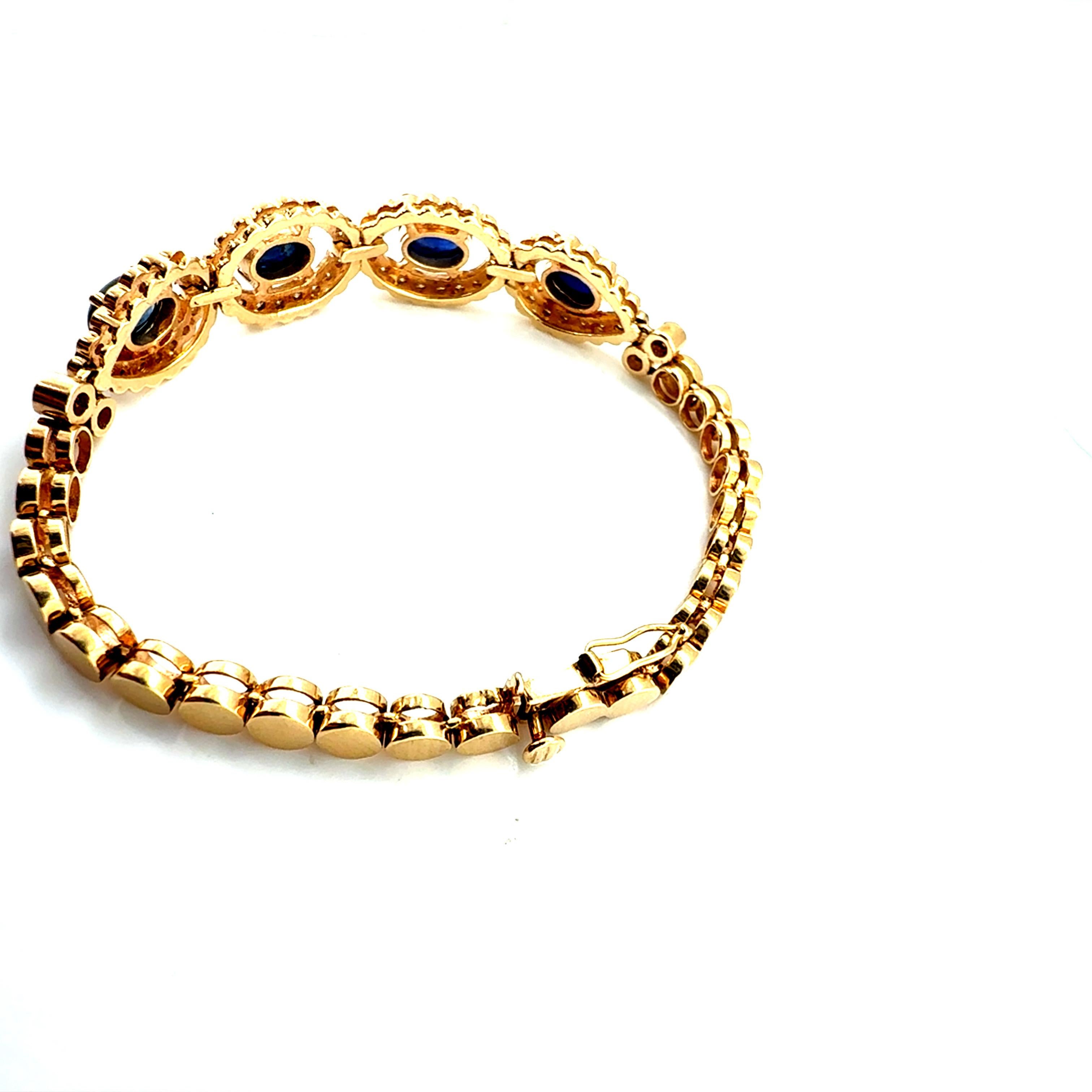 Taglio rotondo Bracciale Retro in oro con diamanti naturali e zaffiri blu da 6 carati CIRCA 1980 in vendita