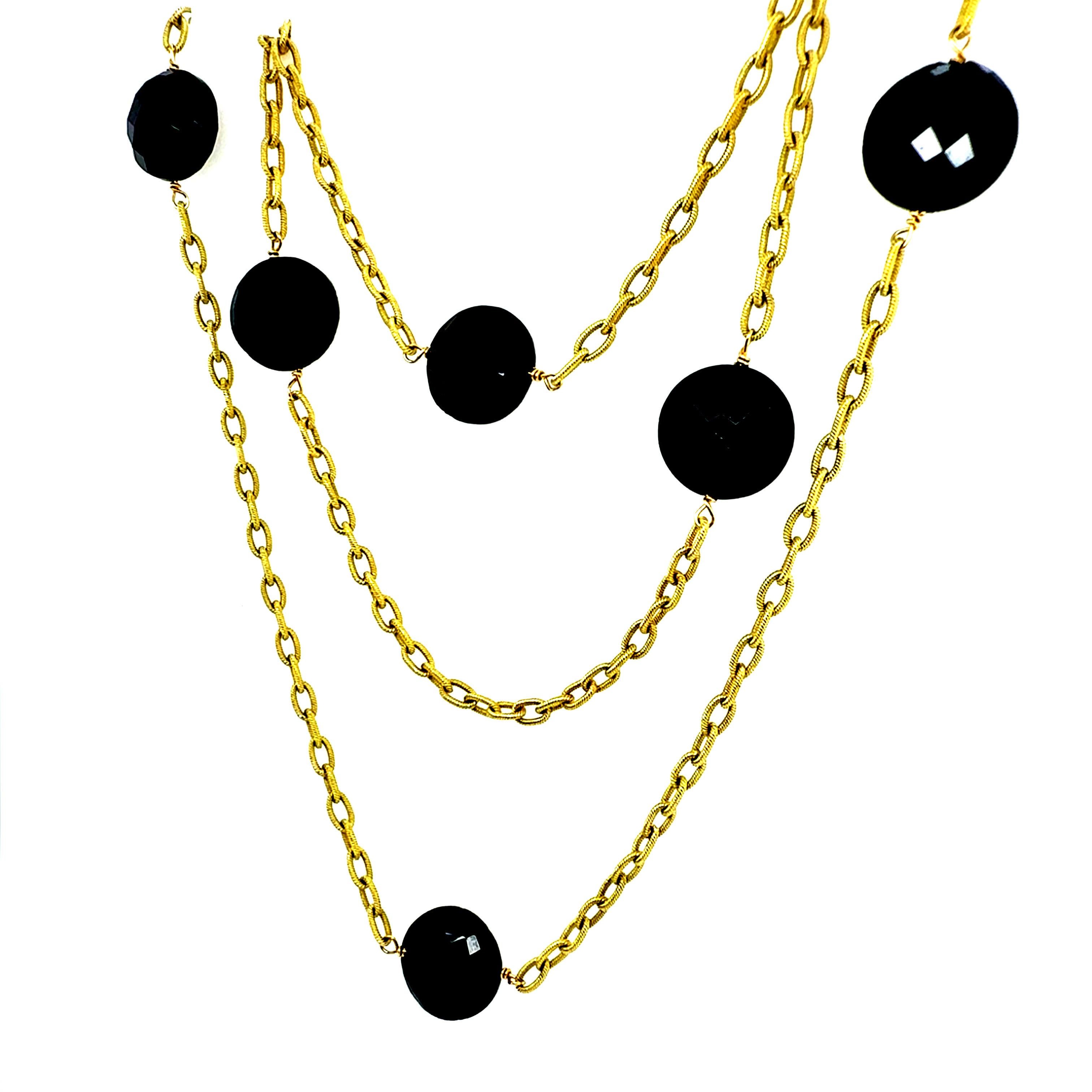 Collana retrò in oro giallo 18 carati con lunghezza di circa 66 pollici, composta da sottili catene a maglie da 2 mm e incastonata con 17 granati naturali taglio rosa, ciascuno di circa 12 mm di diametro. La collana pesa 49,5 g in totale e può