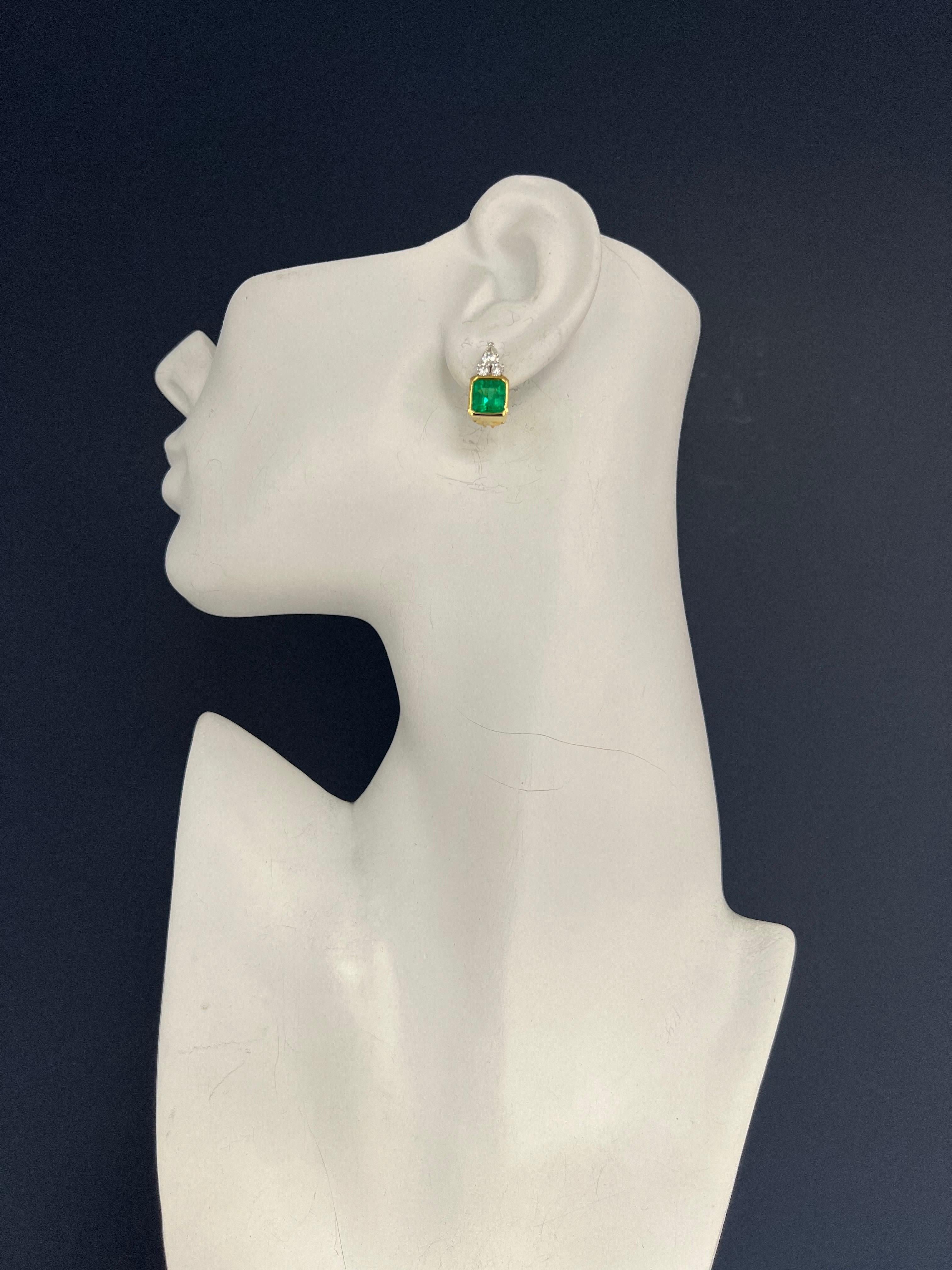 Retro Gold 7,25 Karat GIA zertifizierte natürliche kolumbianische Smaragd-Diamant-Ohrringe (Smaragdschliff) im Angebot