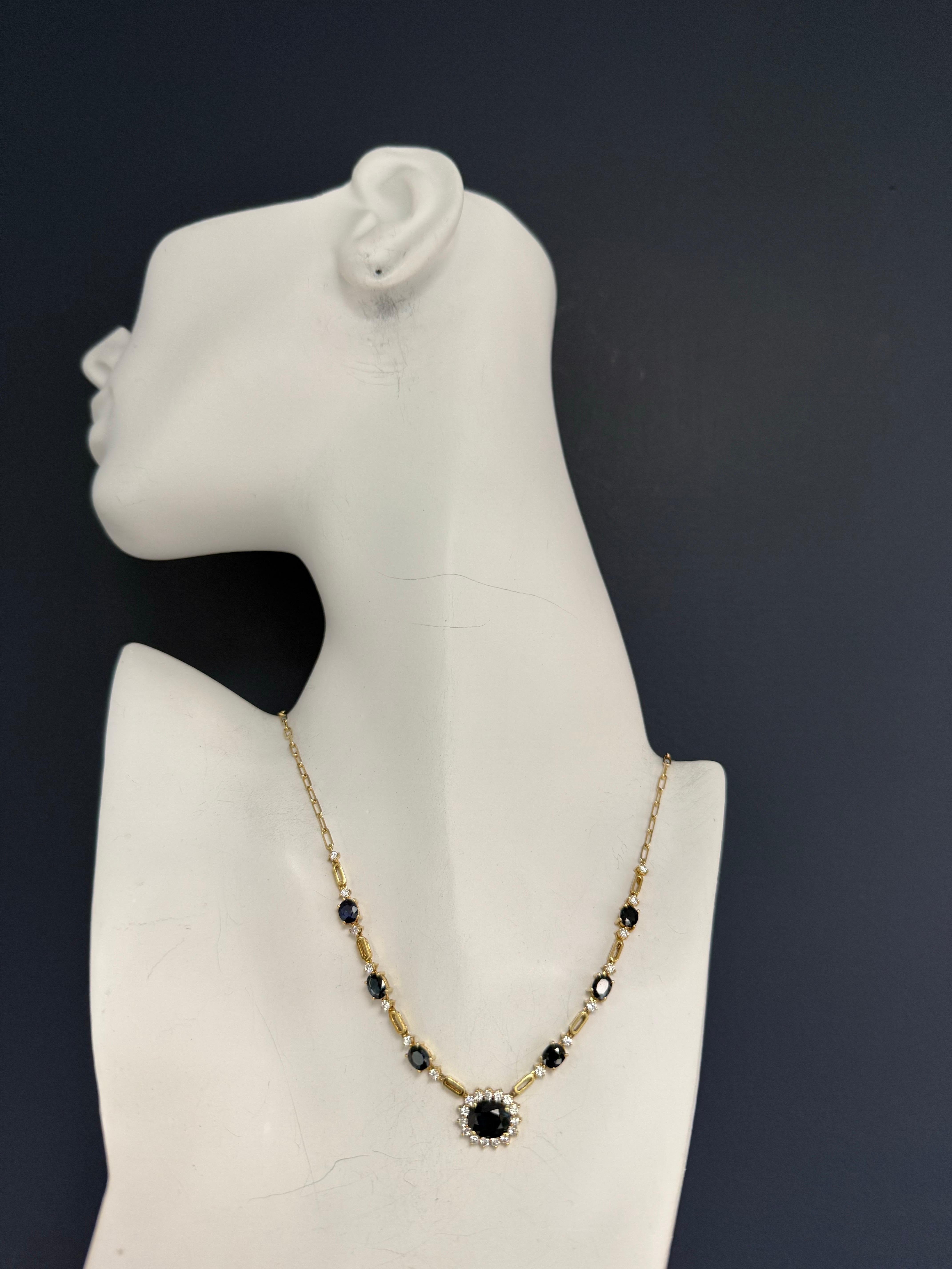 Collier rétro en or avec un poids total approximatif de pierres précieuses de 7,55 carats. Le modèle comprend une chaîne de style trombone en or jaune 14 carats sertie de six saphirs naturels ovales bleu royal mesurant environ 5,5 × 4,5 × 3 mm,