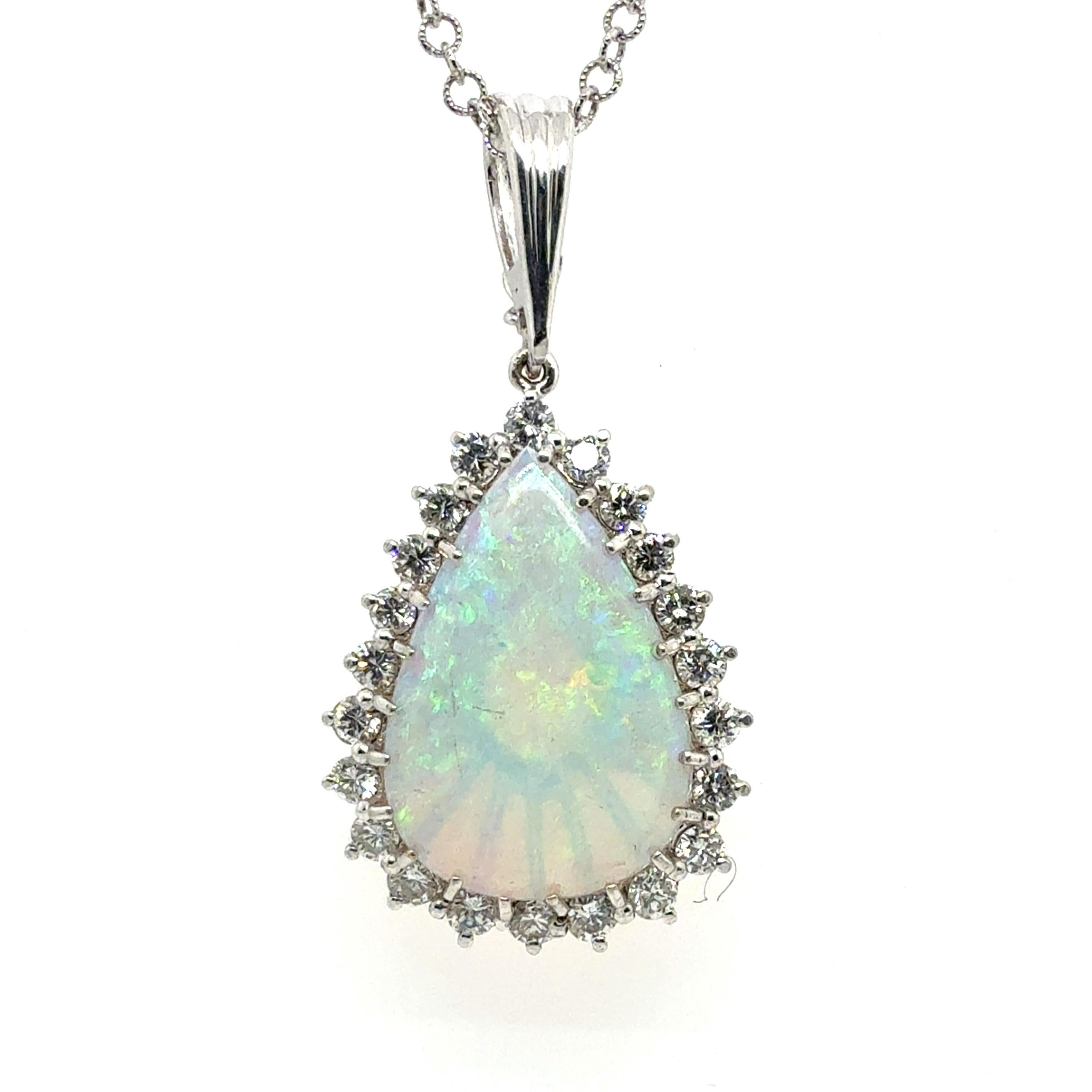 Pendentif rétro en or blanc 14K orné d'une magnifique opale naturelle australienne en forme de poire pesant environ 6,5 carats et mesurant environ 23 × 16 × 4 mm. L'opale est encadrée par 22 diamants ronds naturels de taille brillant d'un poids