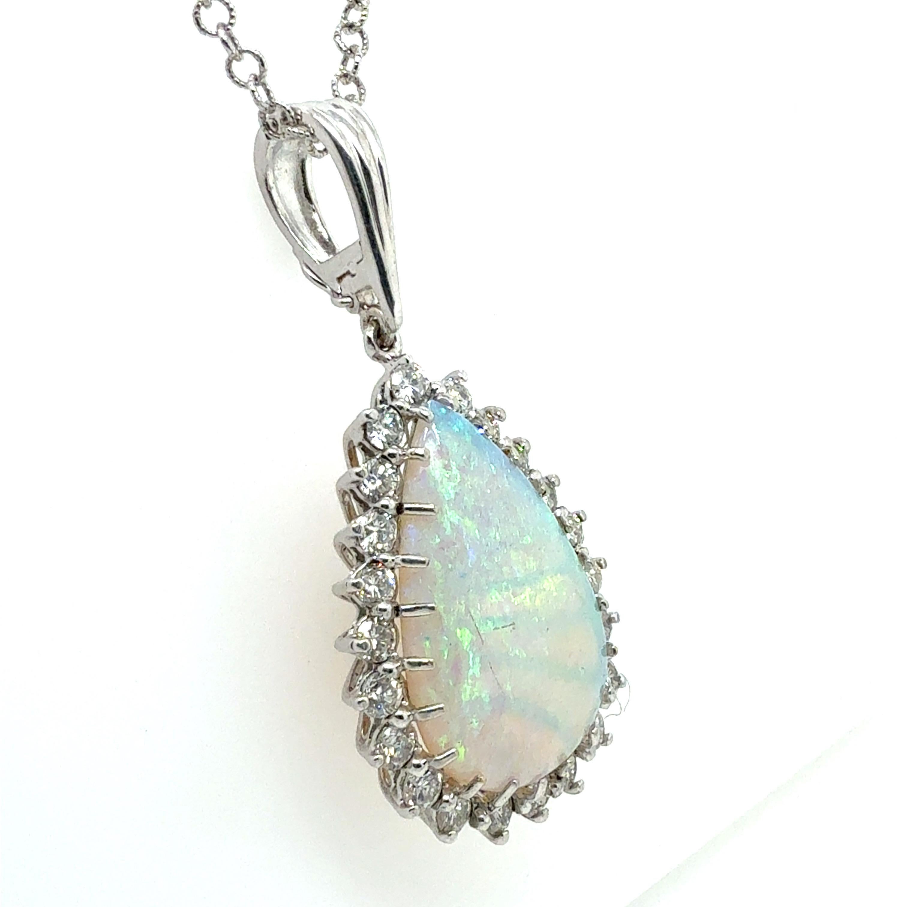 Taille poire Retro Gold 8 Carat Natural Australian Opal & Diamond Statement Pendentif 1990 en vente