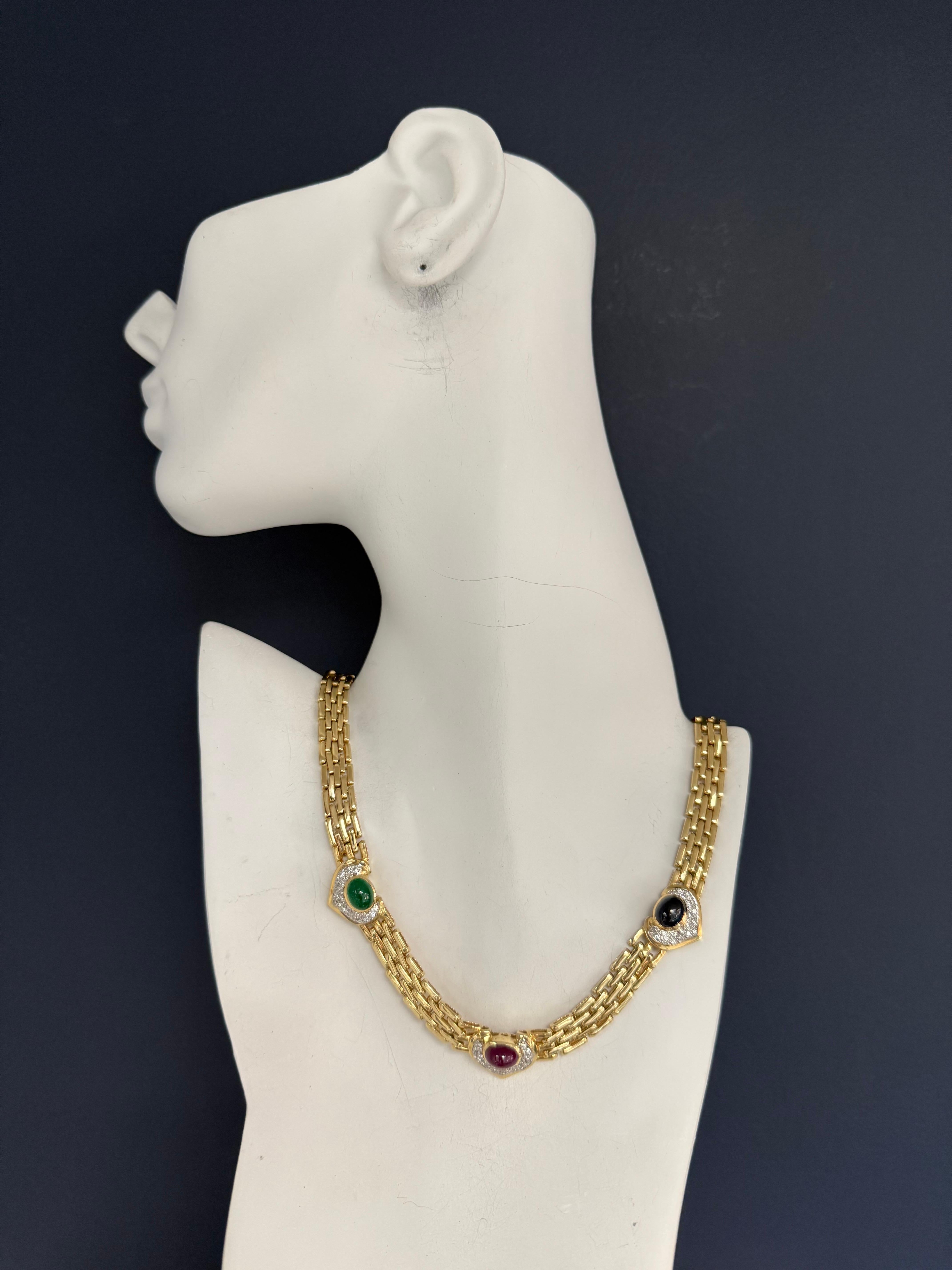 Este impresionante collar de oro amarillo de 14 quilates, que pesa 61,8 g y mide 16,5 pulgadas de largo, tiene aproximadamente 9 mm de ancho en todo su contorno. Presenta unos 60 diamantes brillantes redondos naturales que suman aproximadamente 2