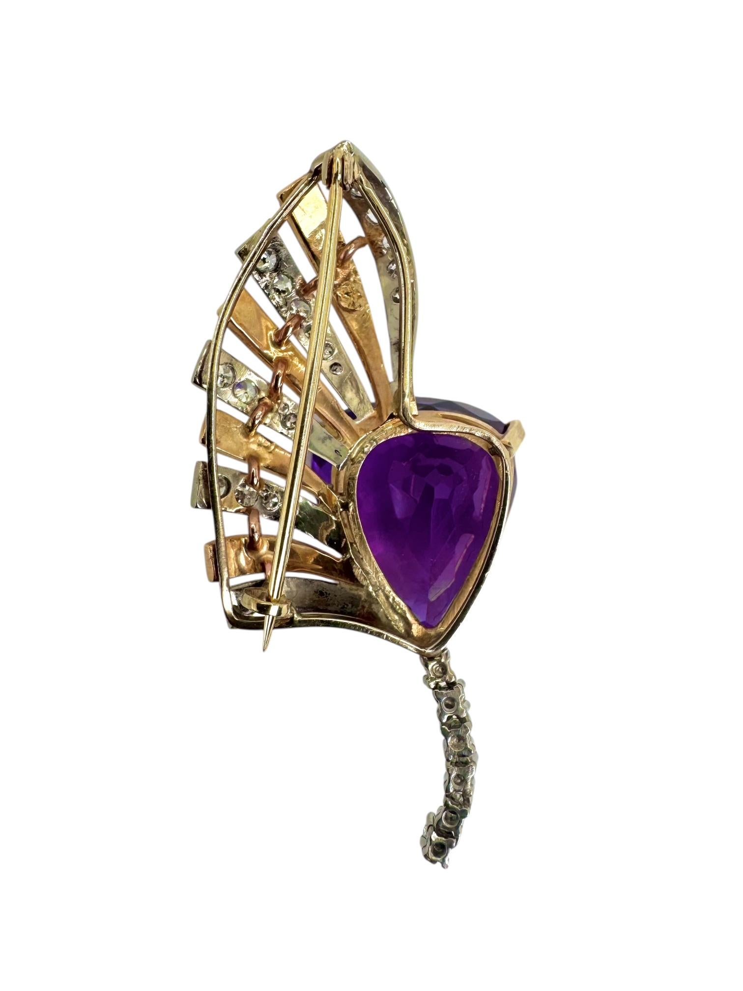Diese Brosche aus der Retro-Ära ist ein kühner Ausdruck des Glamours der Jahrhundertmitte. Sie ist aus 14 Karat Gelb- und Weißgold gefertigt und zeigt einen auffälligen Amethysten von 23,51 Karat in einem satten, satten Violettton. Um den