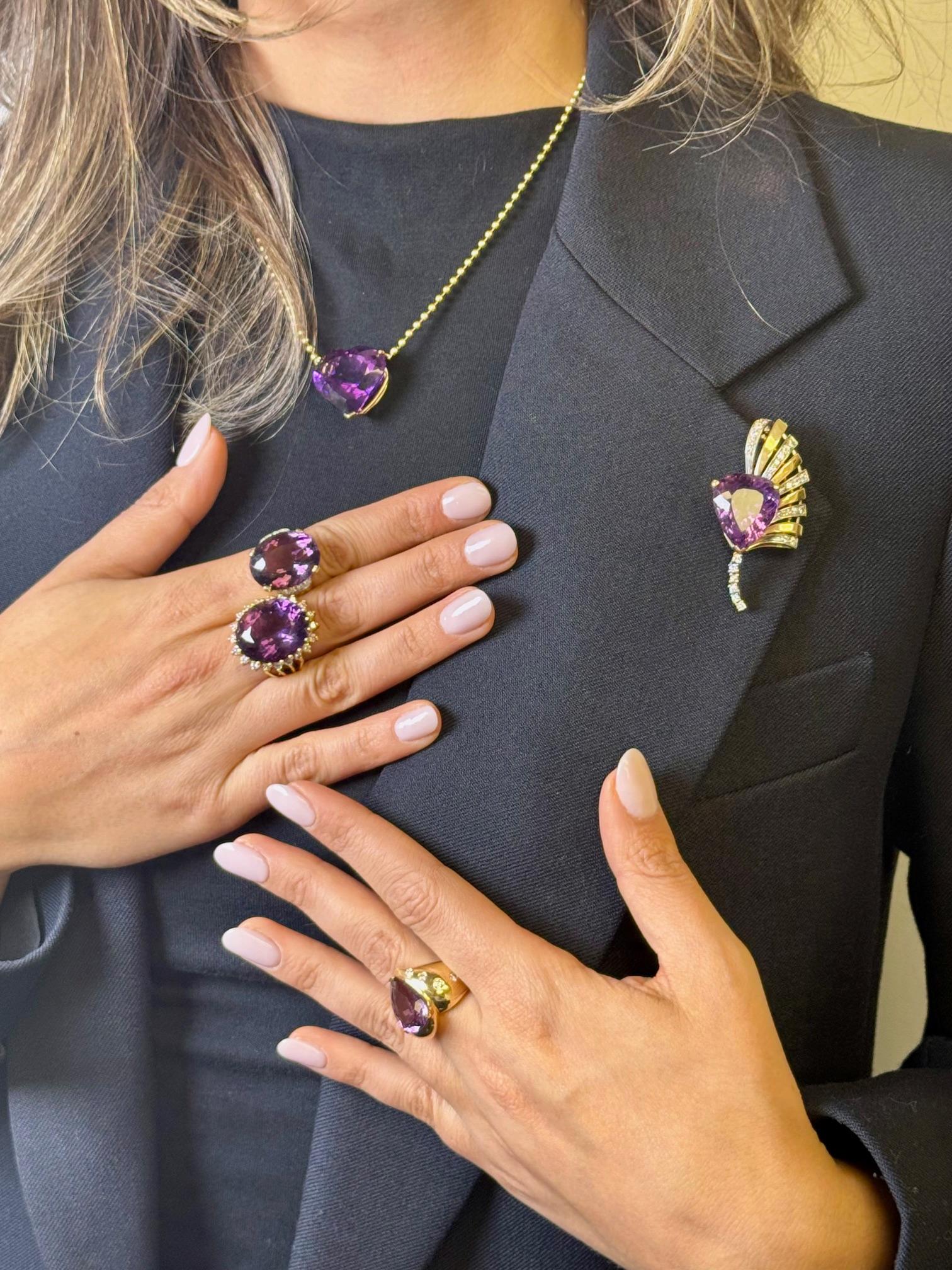 Retro Goldbrosche mit Amethyst und Diamanten (Tropfenschliff) im Angebot