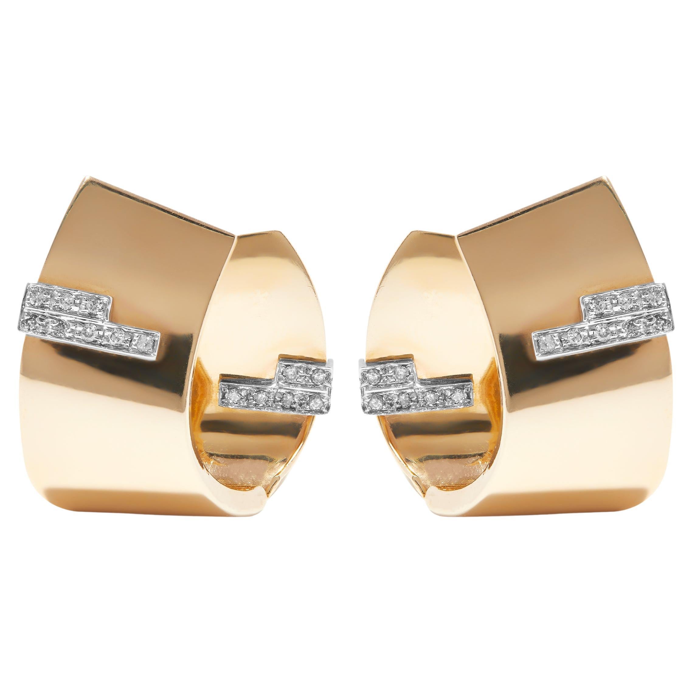 Play with the light reflections in these ultra-chic and bold pair of Italian retro earrings! Artfully sculpted in gleaming 14ct yellow gold, the flowing curls lead to an inclined finish, hugging and flattering the ears. They are further accented by