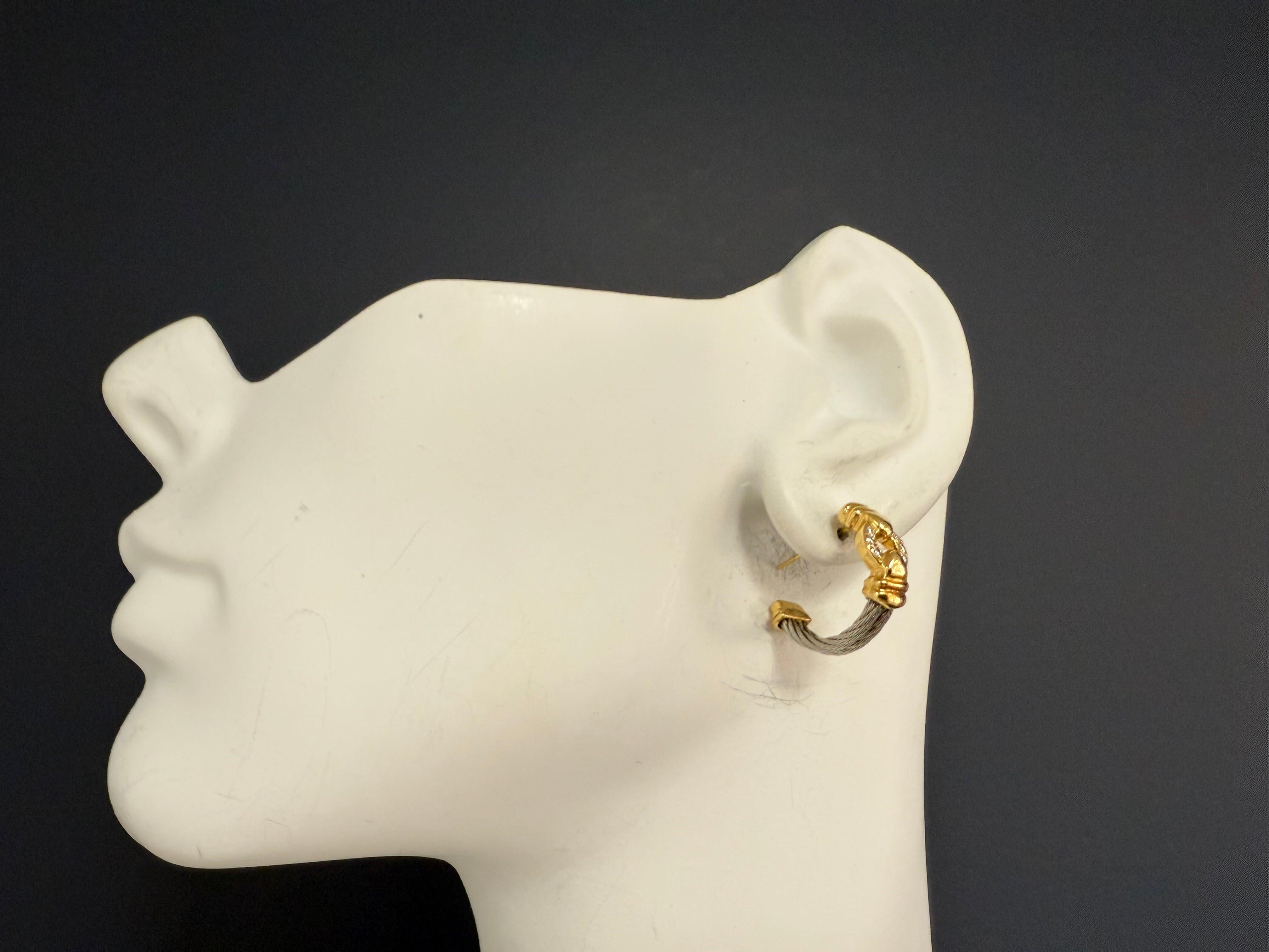Ein stilvolles Paar Retro-Ohrringe aus 18 Karat Gelbgold von Philippe Charriol mit einem einzigartigen doppelten Stahlseil-Design in Halbmondform. Diese Ohrringe sind mit 12 natürlichen farblosen Diamanten besetzt und messen etwa 22 mm in der Länge