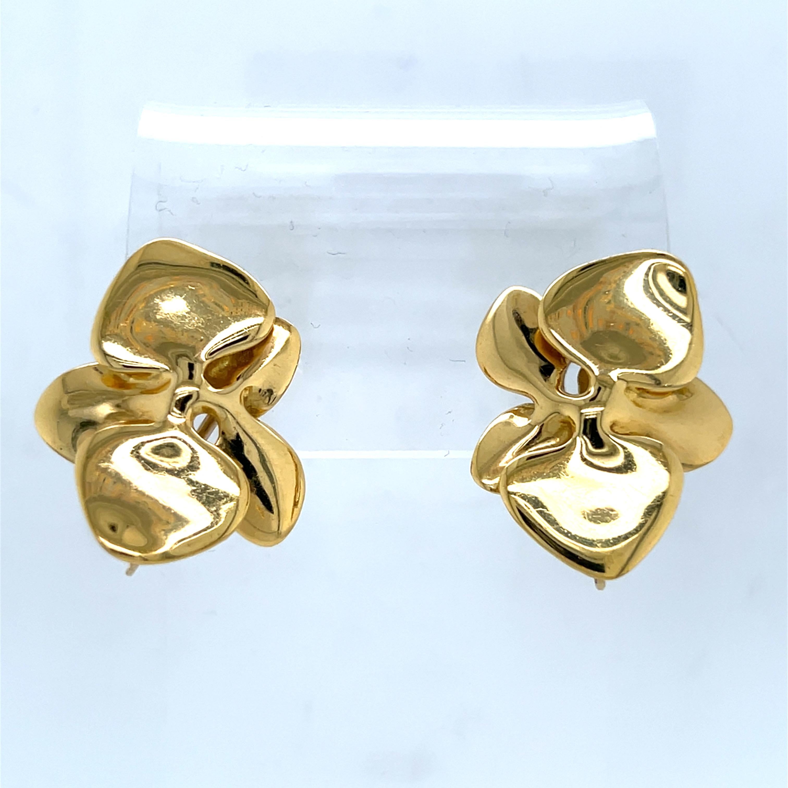 Retro Gold Angela Cummings Floral Orchid Petal Earrings New York Circa 1984 In Good Condition For Sale In Los Angeles, CA