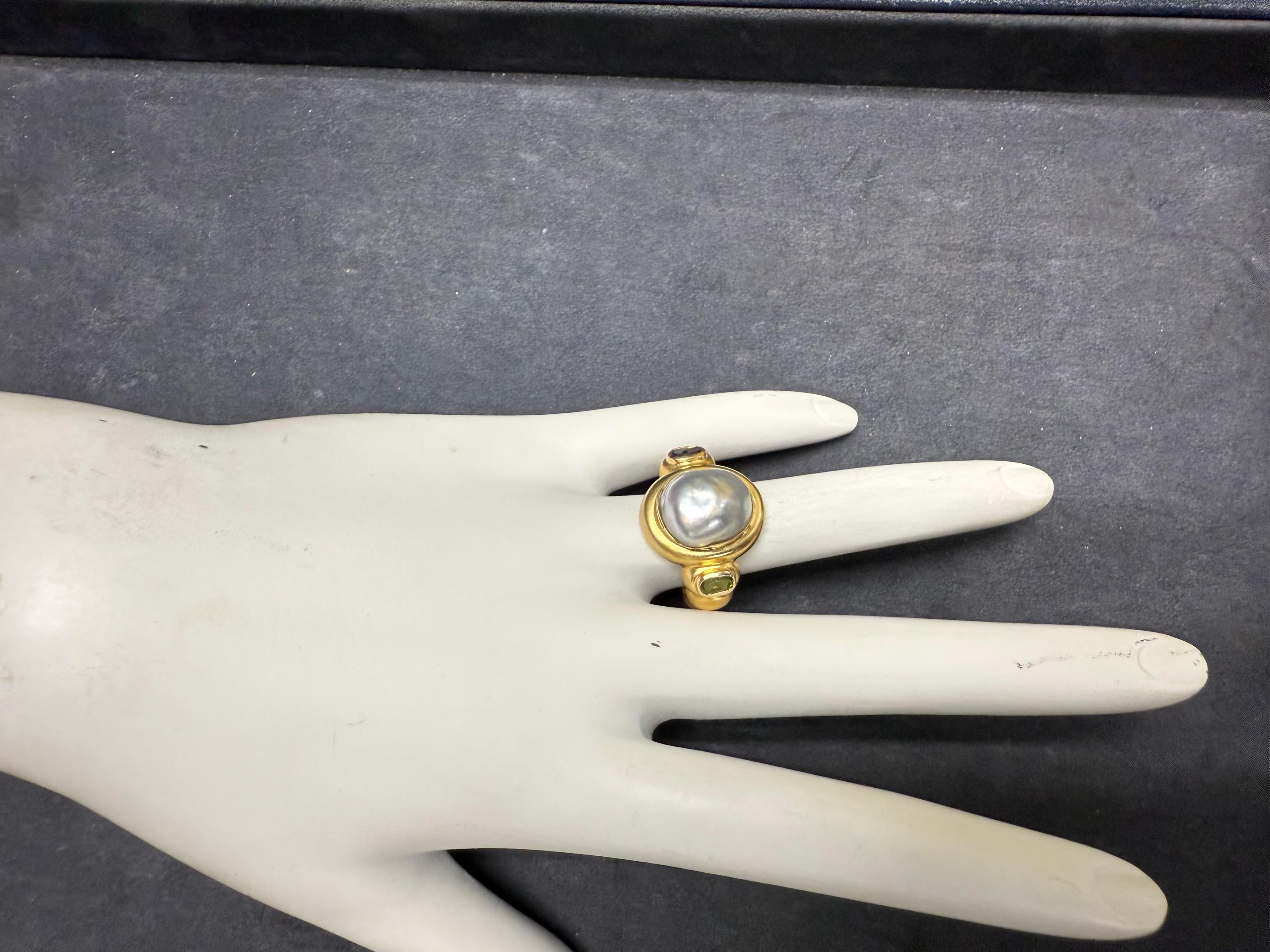 Bague rétro en or baroque avec perle grise, améthyste et péridot Circa 2000 Pour femmes en vente