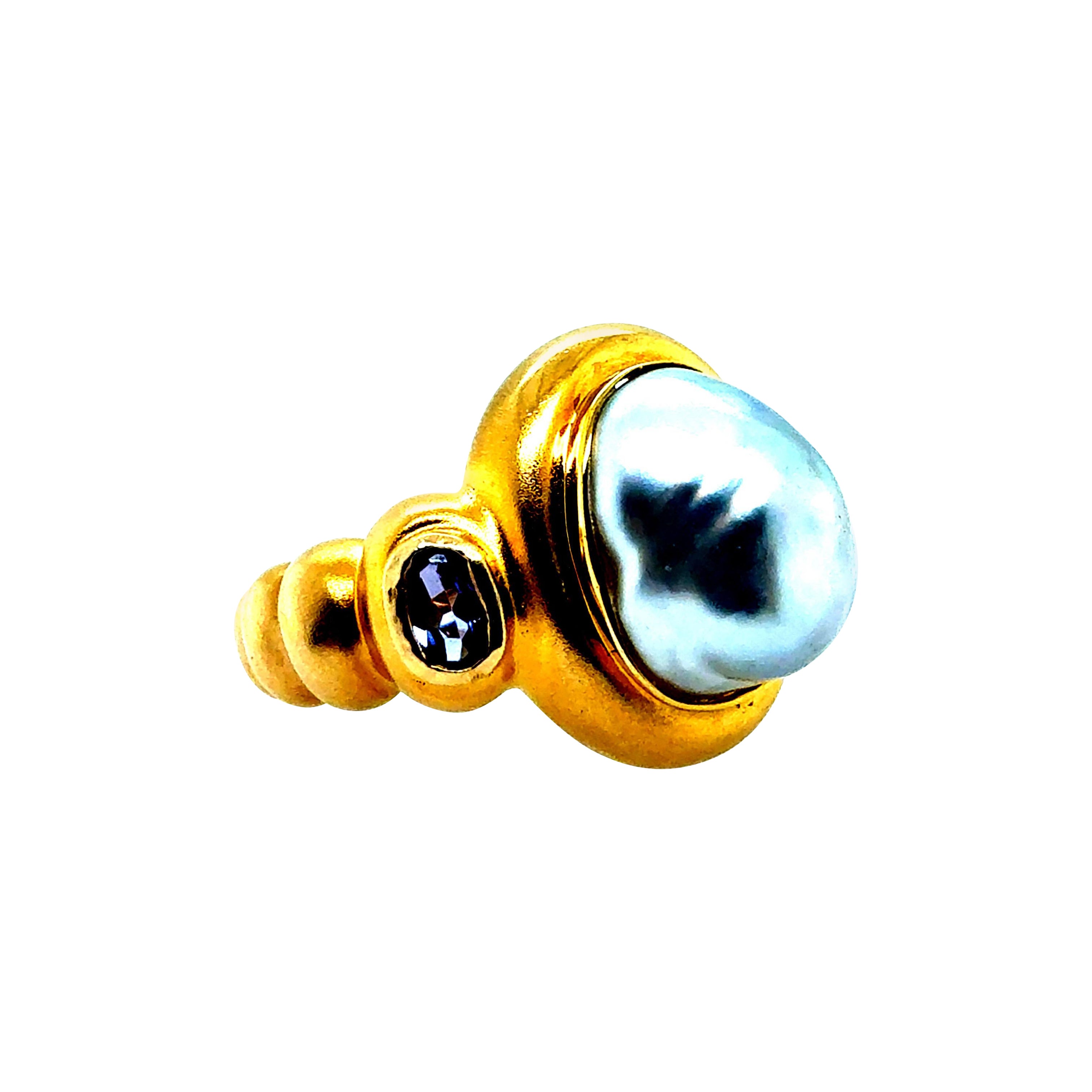 Bague rétro en or baroque avec perle grise, améthyste et péridot Circa 2000 en vente