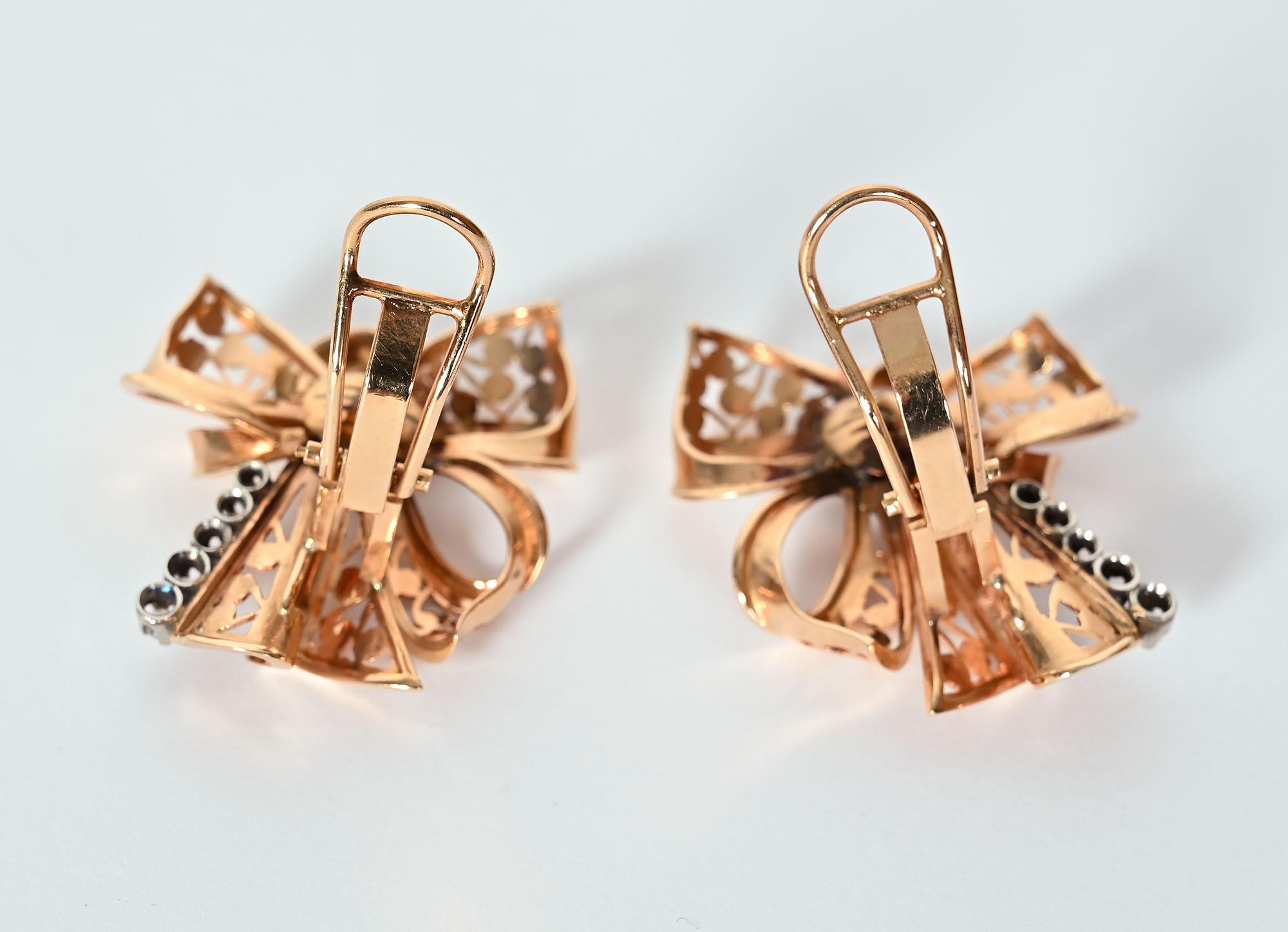 Retro Goldschleifen-Ohrringe mit Diamanten im Zustand „Hervorragend“ im Angebot in Darnestown, MD