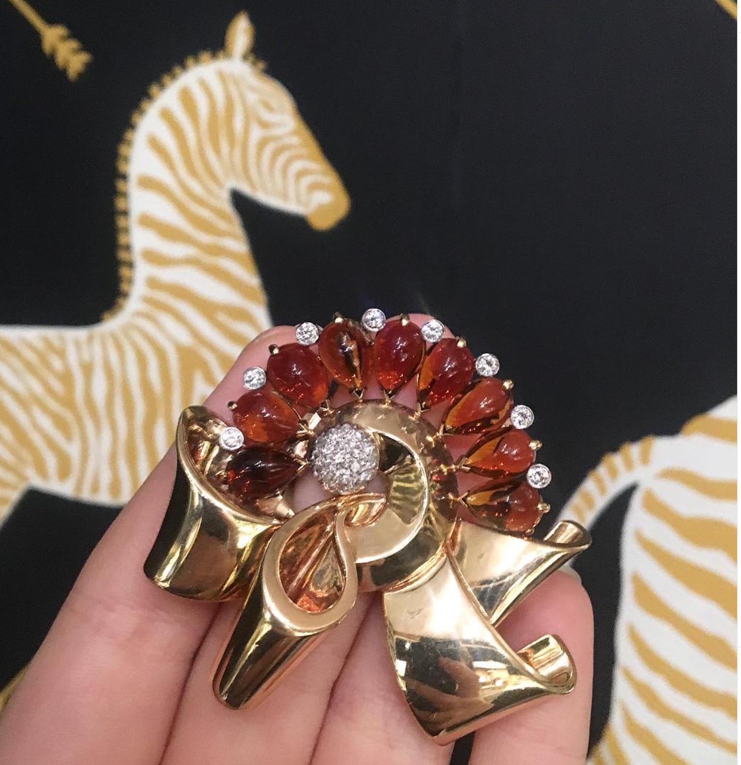Cabochon Spilla retrò in oro, citrino cabochon e diamante con fiocco stilizzato in vendita