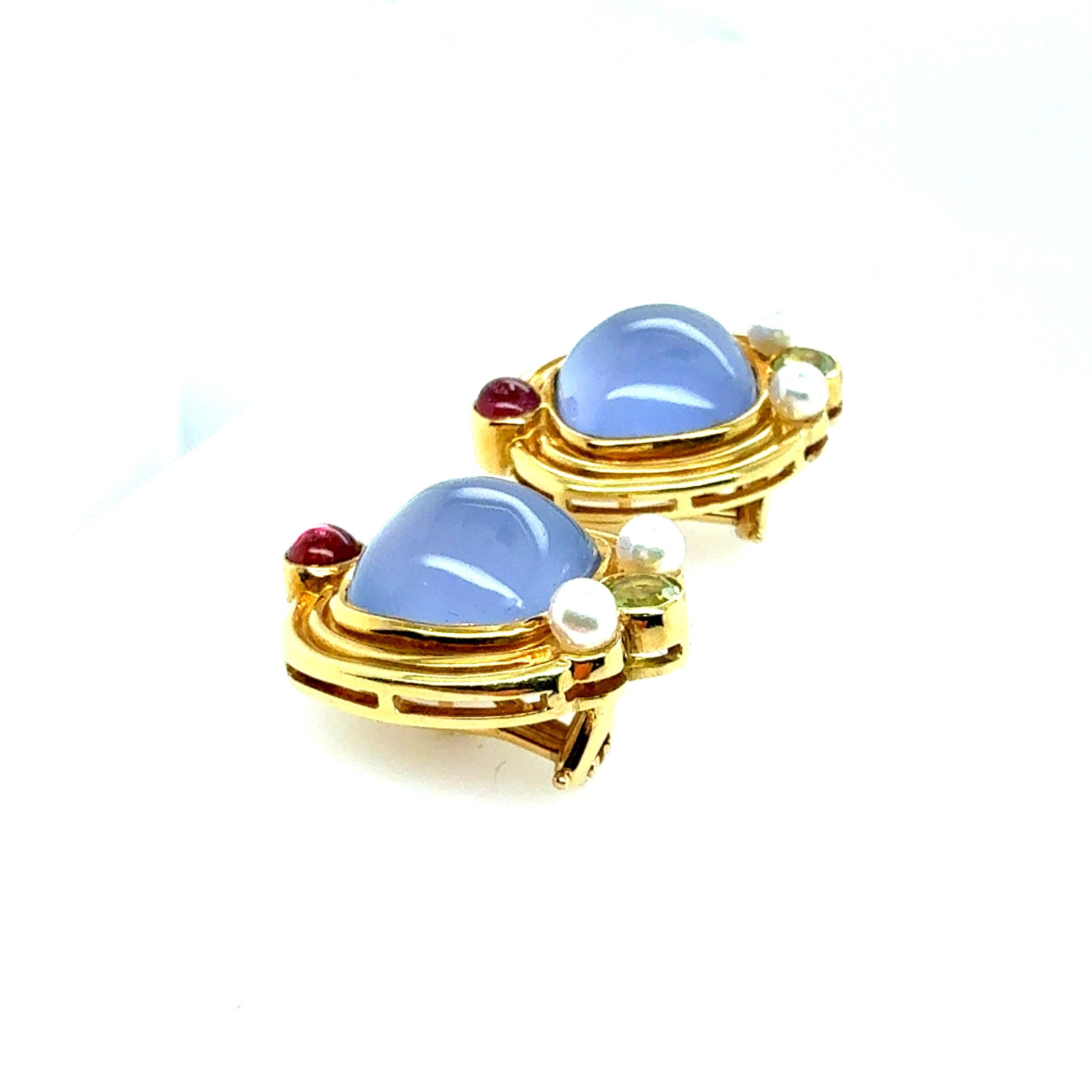 Rétro Orecchini cabochon in oro retrò con calcedonio, tormalina e peridoto in vendita