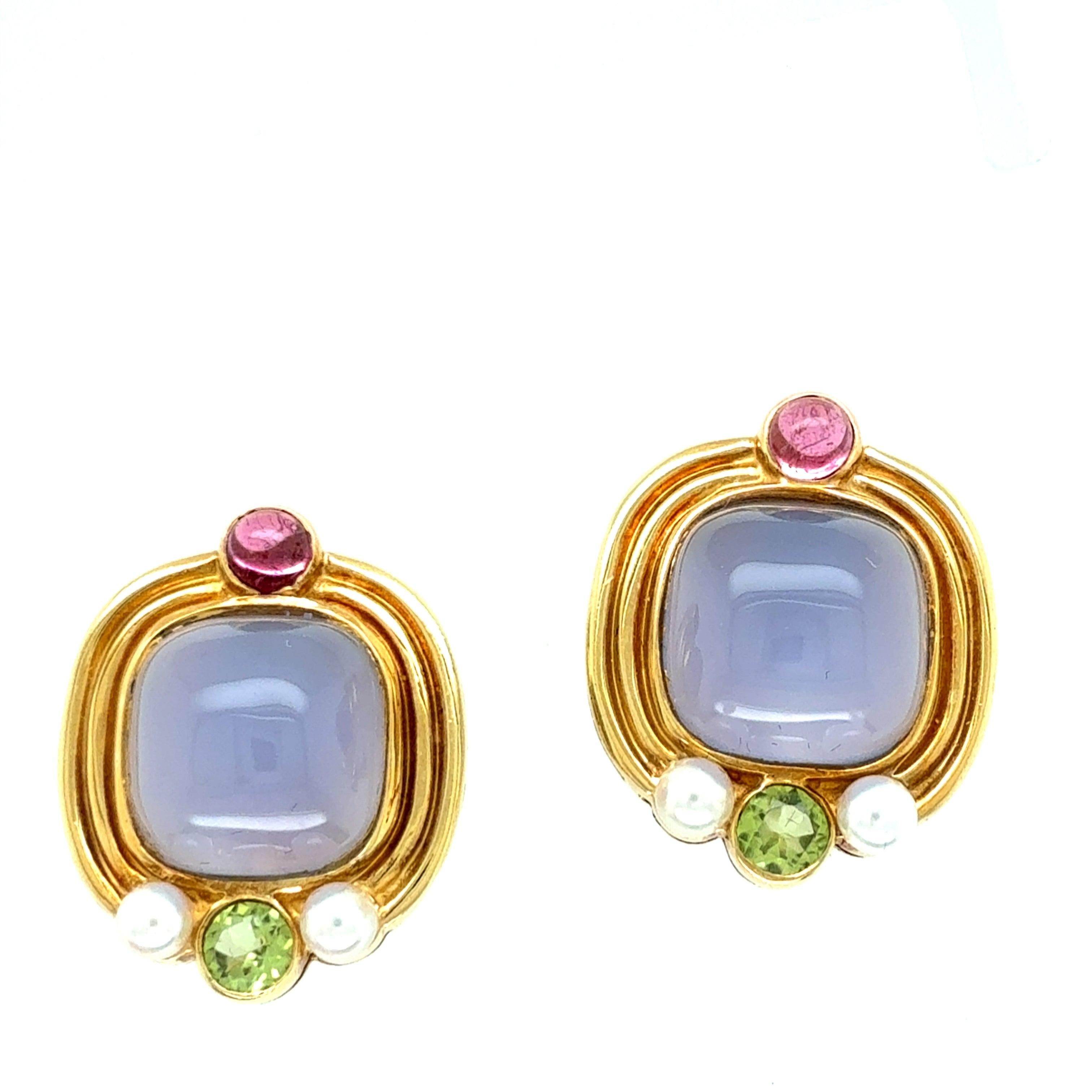 Cabochon Orecchini cabochon in oro retrò con calcedonio, tormalina e peridoto in vendita