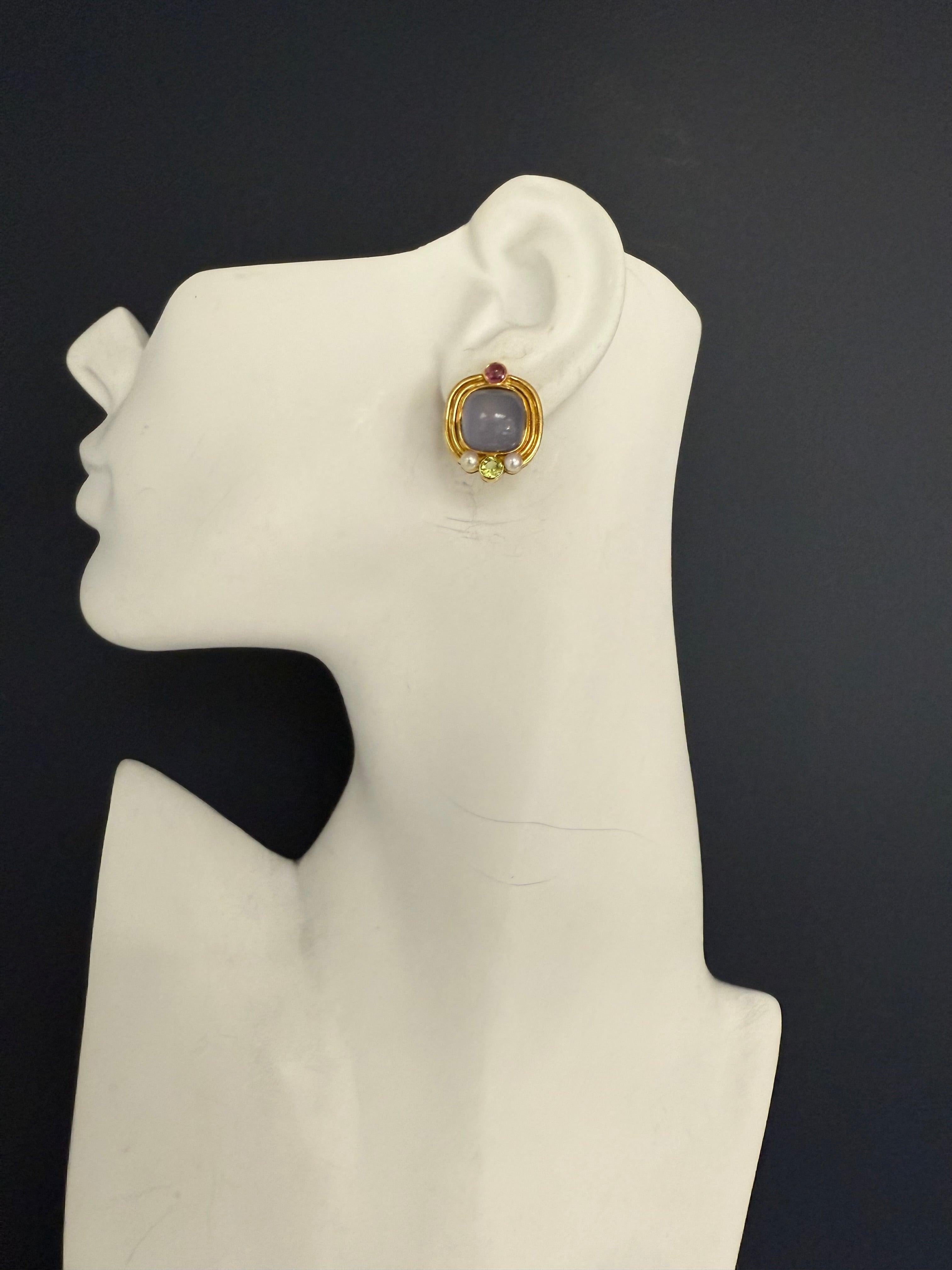 Orecchini cabochon in oro retrò con calcedonio, tormalina e peridoto in vendita 1