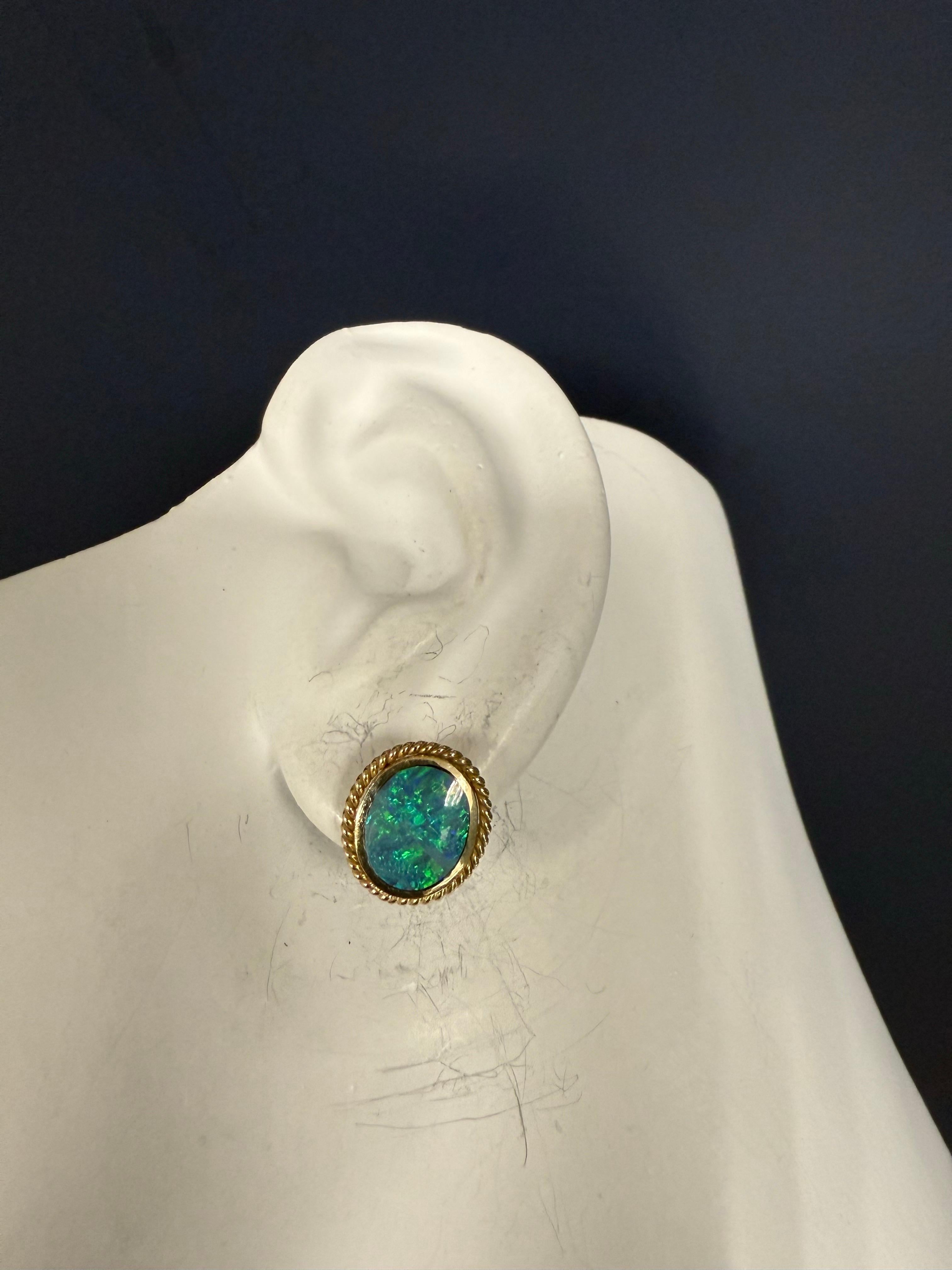 Rétro Boucles d'oreilles rétro en or avec cabochon en forme d'opale Circa 1980 en vente